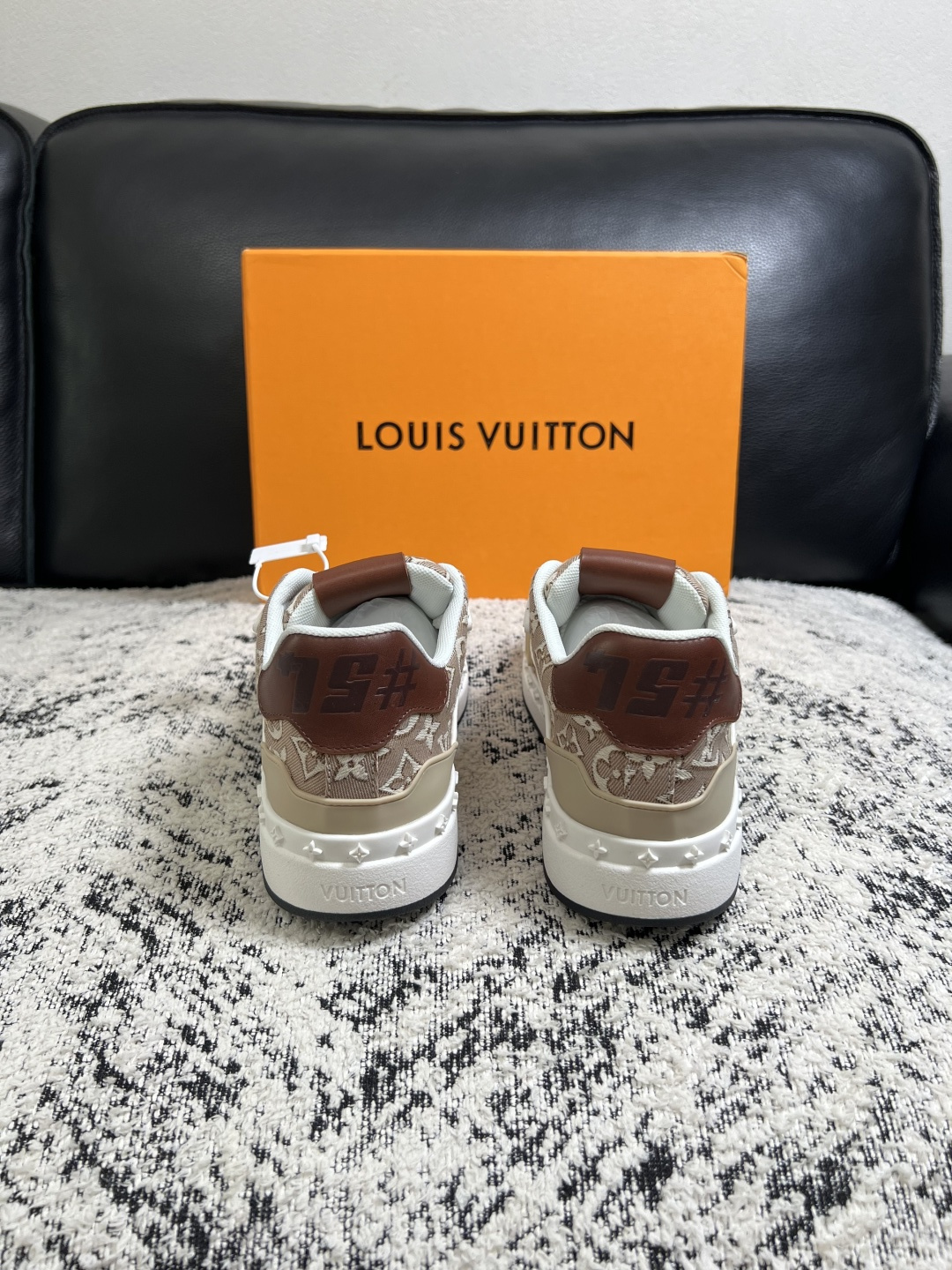 Lv  高品质  顶级工艺品  路易威登，专柜同步原厂配置，鞋面意大利进口，高品质拼接缤纷色彩复杂工艺品，进口牛皮里垫柔