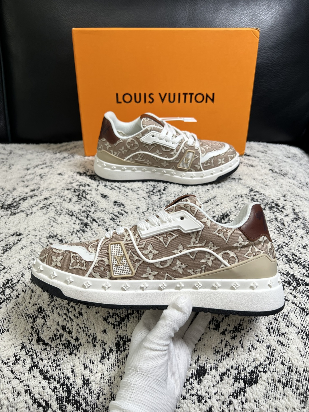 Lv  高品质  顶级工艺品  路易威登，专柜同步原厂配置，鞋面意大利进口，高品质拼接缤纷色彩复杂工艺品，进口牛皮里垫柔