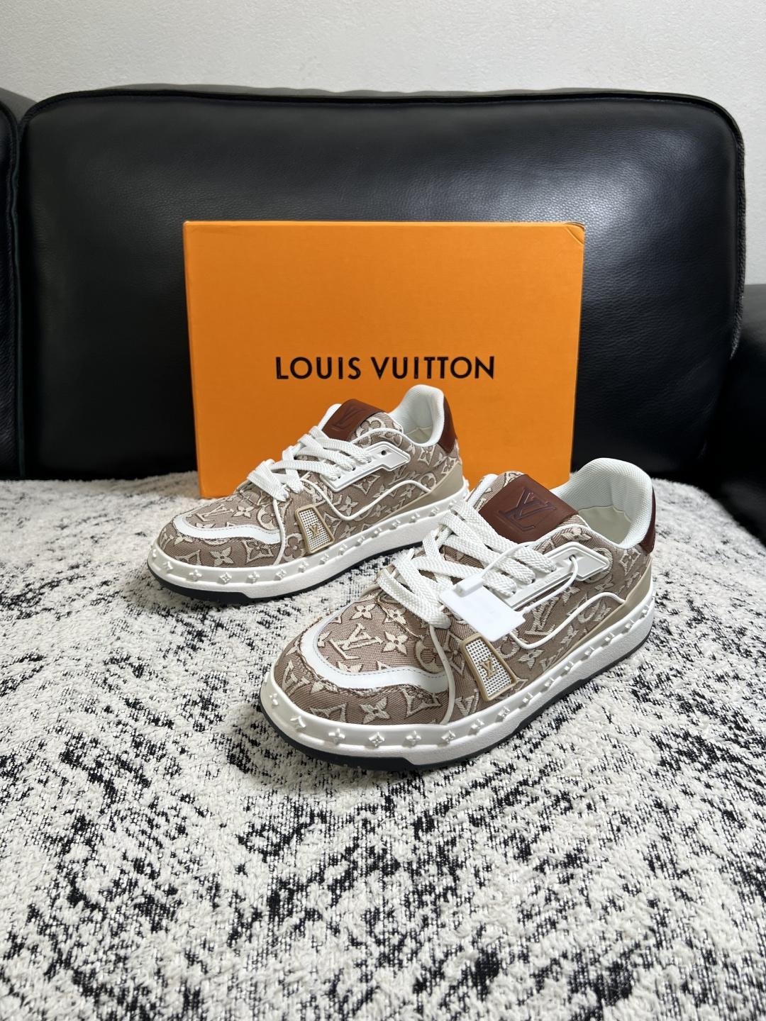 Lv  高品质  顶级工艺品  路易威登，专柜同步原厂配置，鞋面意大利进口，高品质拼接缤纷色彩复杂工艺品，进口牛皮里垫柔