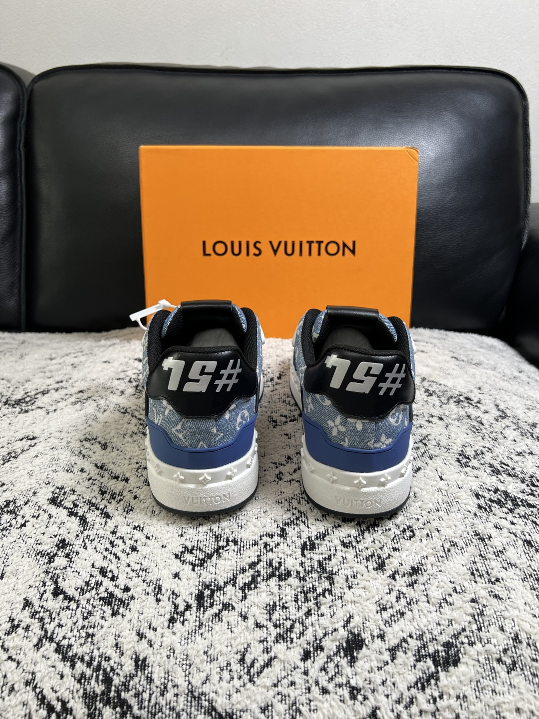 Lv  高品质  顶级工艺品  路易威登，专柜同步原厂配置，鞋面意大利进口，高品质拼接缤纷色彩复杂工艺品，进口牛皮里垫柔