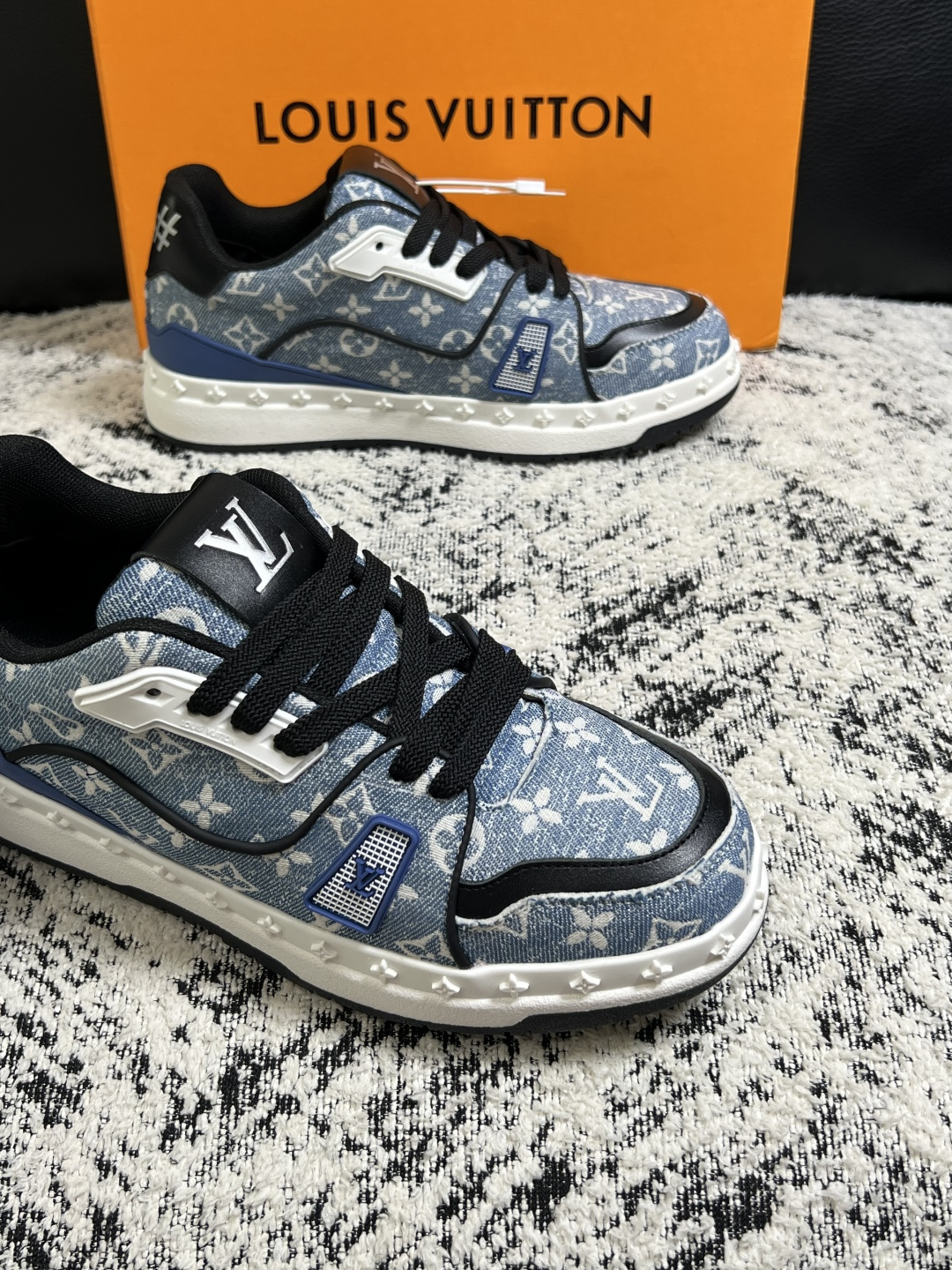 Lv  高品质  顶级工艺品  路易威登，专柜同步原厂配置，鞋面意大利进口，高品质拼接缤纷色彩复杂工艺品，进口牛皮里垫柔