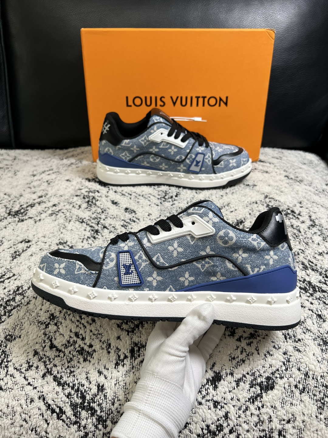 Lv  高品质  顶级工艺品  路易威登，专柜同步原厂配置，鞋面意大利进口，高品质拼接缤纷色彩复杂工艺品，进口牛皮里垫柔