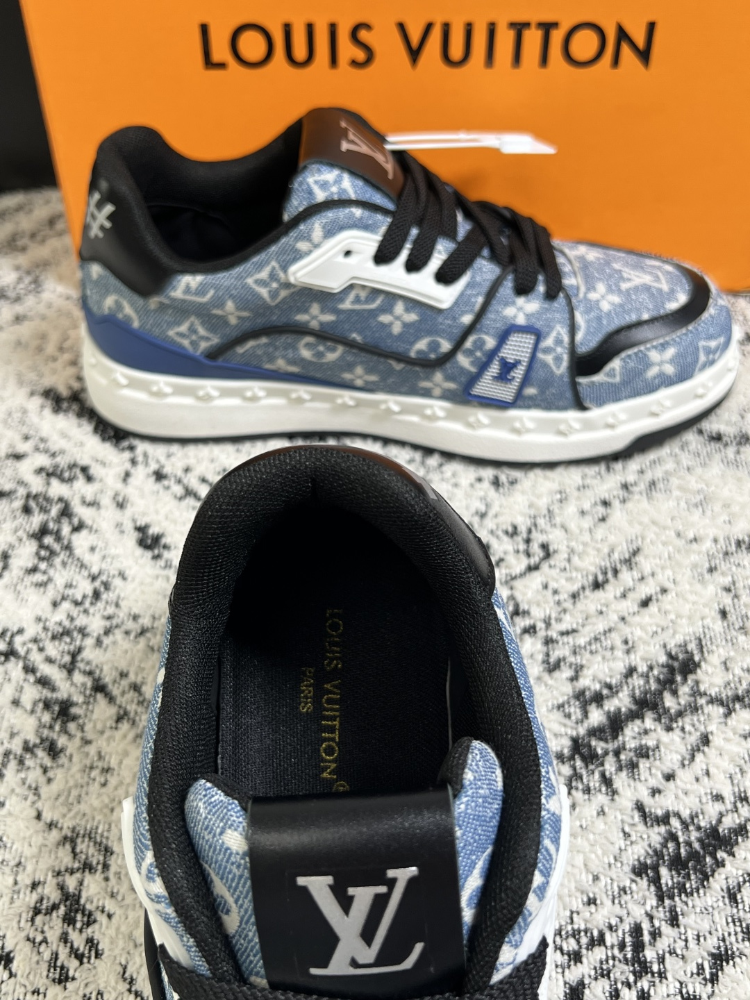 Lv  高品质  顶级工艺品  路易威登，专柜同步原厂配置，鞋面意大利进口，高品质拼接缤纷色彩复杂工艺品，进口牛皮里垫柔