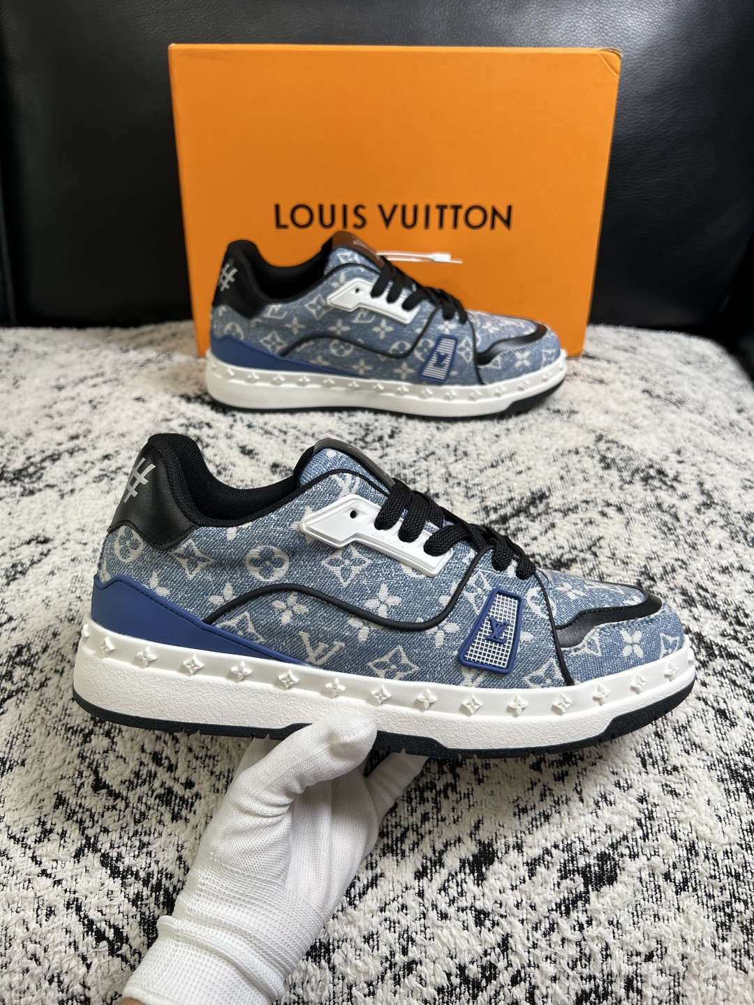 Lv  高品质  顶级工艺品  路易威登，专柜同步原厂配置，鞋面意大利进口，高品质拼接缤纷色彩复杂工艺品，进口牛皮里垫柔