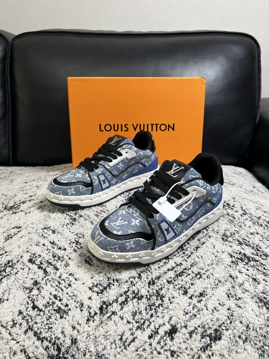 Lv  高品质  顶级工艺品  路易威登，专柜同步原厂配置，鞋面意大利进口，高品质拼接缤纷色彩复杂工艺品，进口牛皮里垫柔