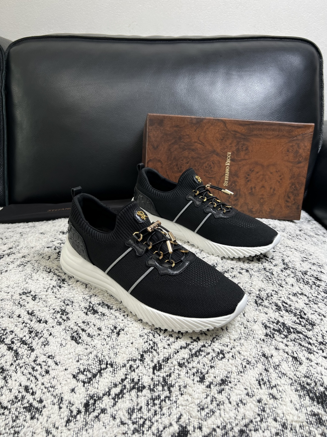 NO:954007,StefanoRicci is a high-quality, top-notch purchasing agent at the leather shoe counter of Stefano Ricci. The uppers are imported cowhide fabrics from Italy, and the imported water-dyed cowhide linings are made. The soles are specially provided by the original factory. The exclusive movable molded soles are super comfortable. The original factory follows the order. The code number is 39-44 (custom-made 45 46),,cowhide19860909StefanoRicci 高品质 顶级代购史蒂芬 劳尼治 皮鞋专柜新品同步,鞋面意大利进口牛皮面料,进口水染牛皮内里垫,鞋底原厂特供原版底,独家活动成型底超级舒适,原厂跟单货,码数 39-44（订做 45 46）,,cowhide,Men's shoes