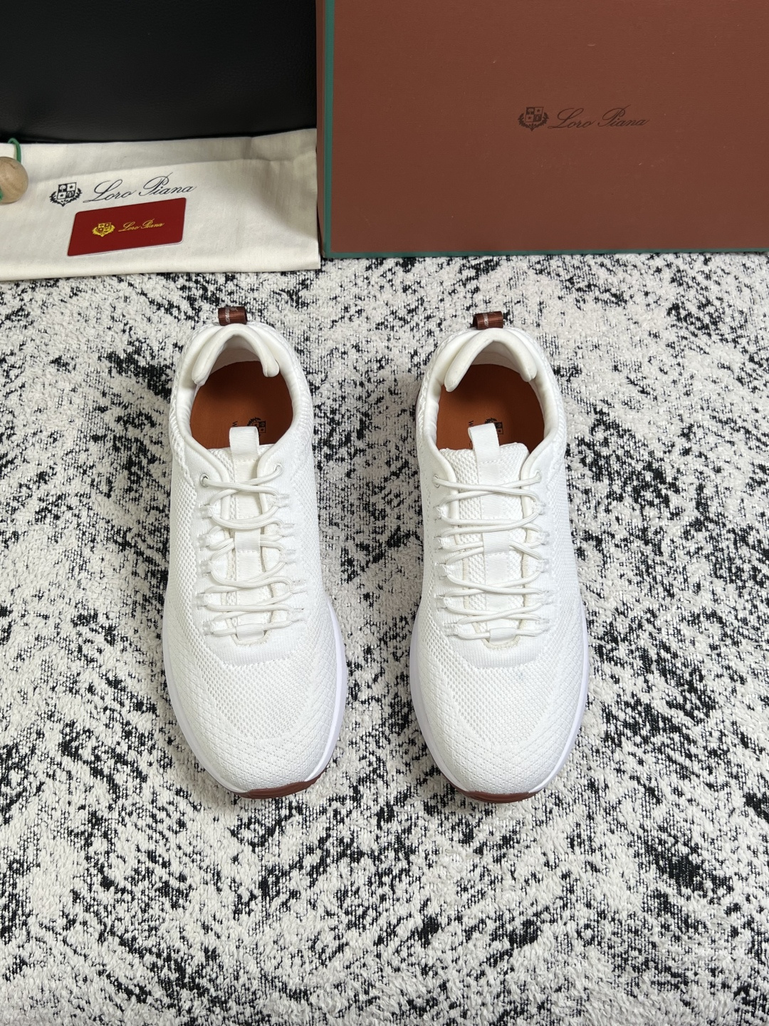 Loro piana  高品质  顶级工艺品  诺悠翩雅  新品专柜同步原厂配置，鞋面意大利进口飞织牛皮面料，高品质拼接