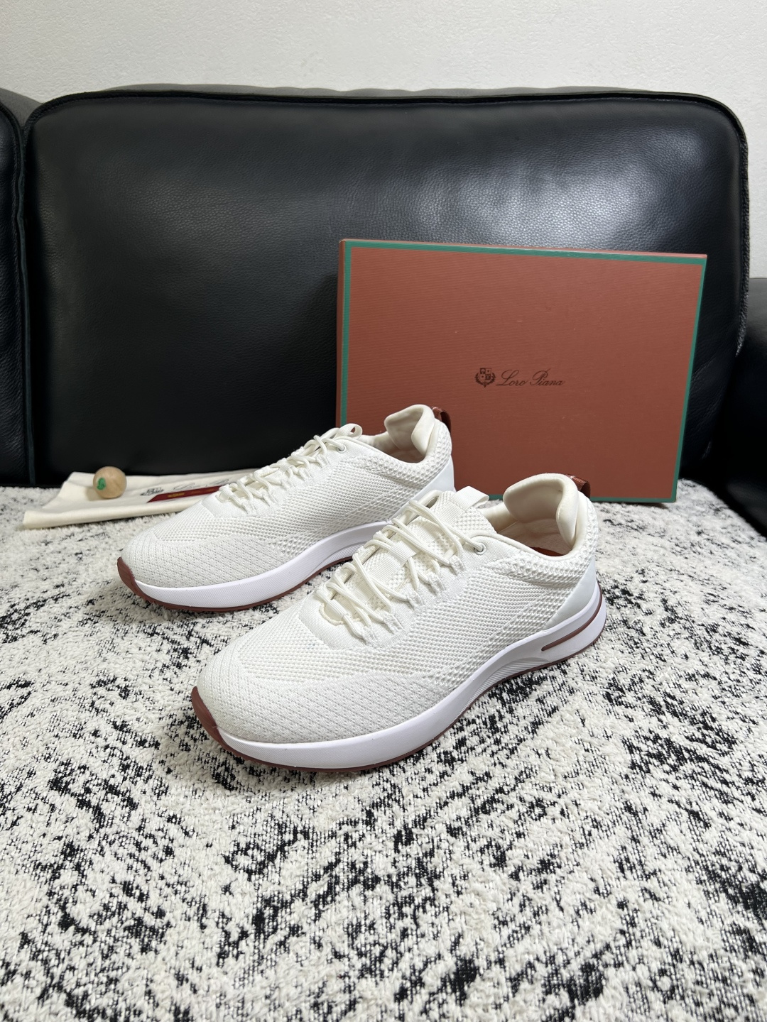 Loro piana  高品质  顶级工艺品  诺悠翩雅  新品专柜同步原厂配置，鞋面意大利进口飞织牛皮面料，高品质拼接