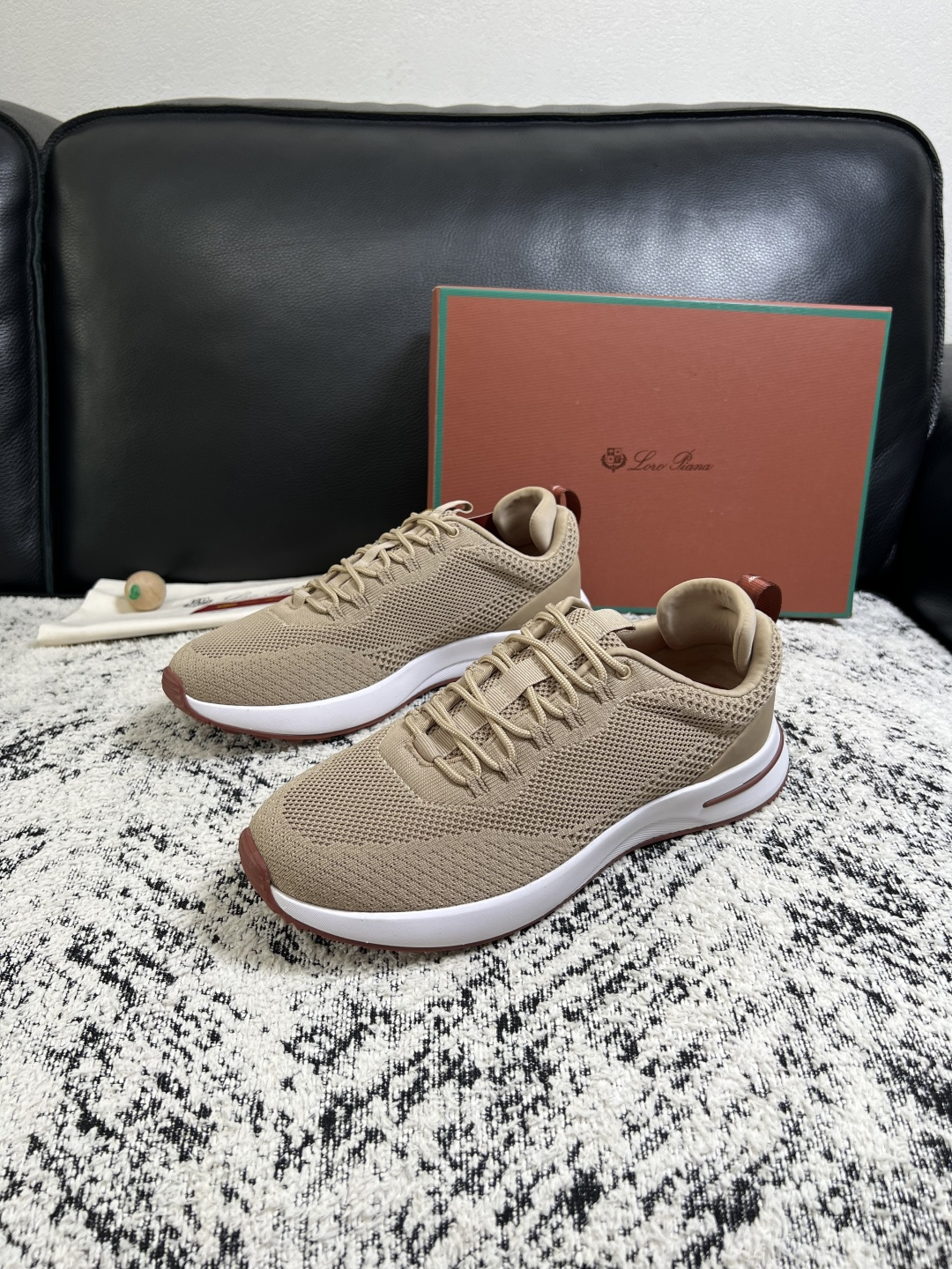 Loro piana  高品质  顶级工艺品  诺悠翩雅  新品专柜同步原厂配置，鞋面意大利进口飞织牛皮面料，高品质拼接