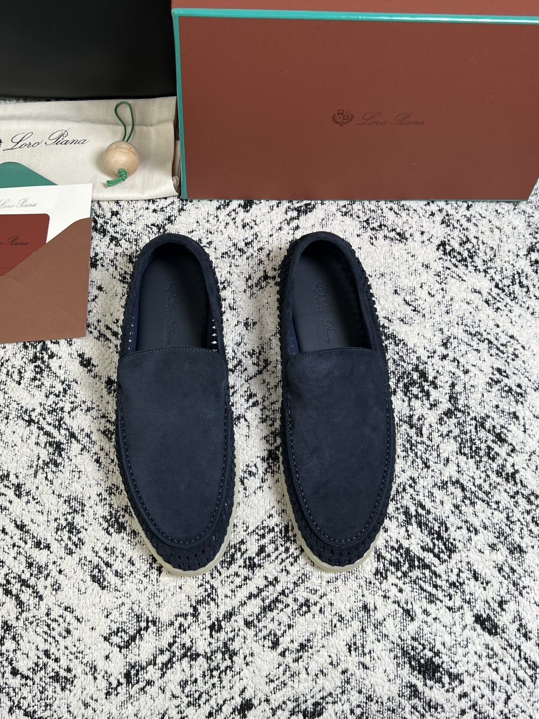 Loro piana  高品质  顶级工艺品  诺悠翩雅  新品专柜同步原厂配置，鞋面意大利进口飞织牛皮面料，高品质拼接