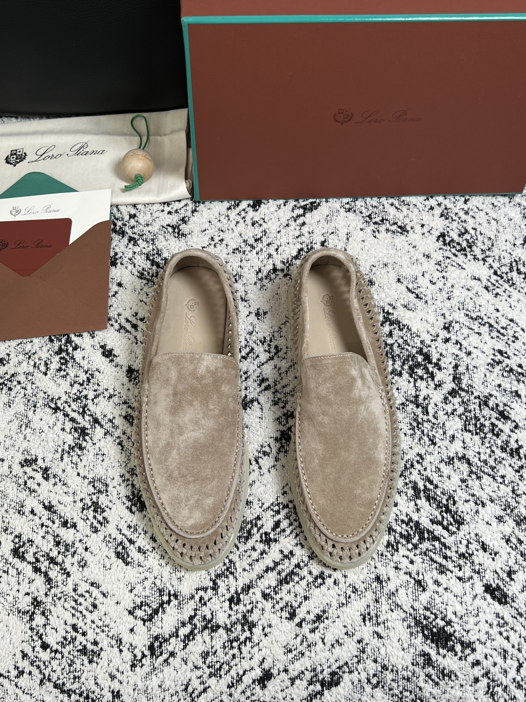 Loro piana  高品质  顶级工艺品  诺悠翩雅  新品专柜同步原厂配置，鞋面意大利进口飞织牛皮面料，高品质拼接