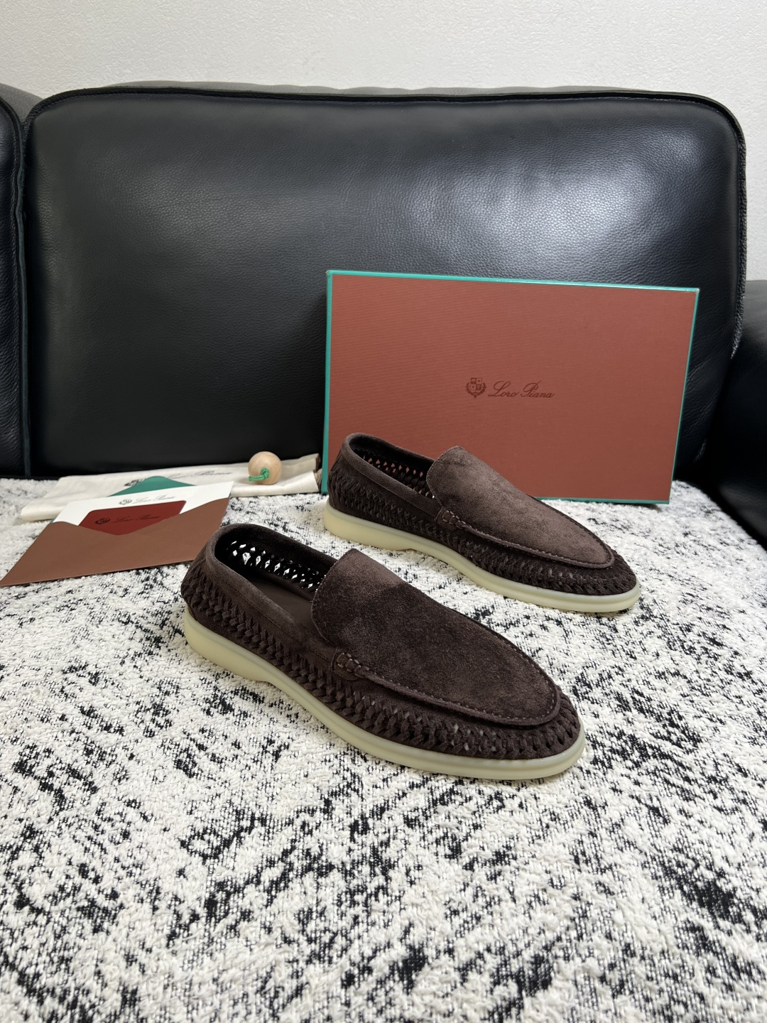 NO:954306,Loro piana is a high-quality top handicraft. The new product counter is equipped with the original factory configuration. The upper is made of fly-woven cowhide fabric imported from Italy. High-quality splicing technology. The sole is specially provided by the original factory. The exclusive movable molded sole is super comfortable. Original factory and single goods. Welcome to compare. Code number 39-44 (order 38 45), loro piana, cowhide19860909Loro piana 高品质 顶级工艺品 诺悠翩雅 新品专柜同步原厂配置,鞋面意大利进口飞织牛皮面料,高品质拼接工艺,鞋底原厂特供原版底,独家活动成型底超级舒适,原厂跟单货,欢迎对比,码数 39-44（ 订 38 45）,,loro piana,cowhide,Men's shoes