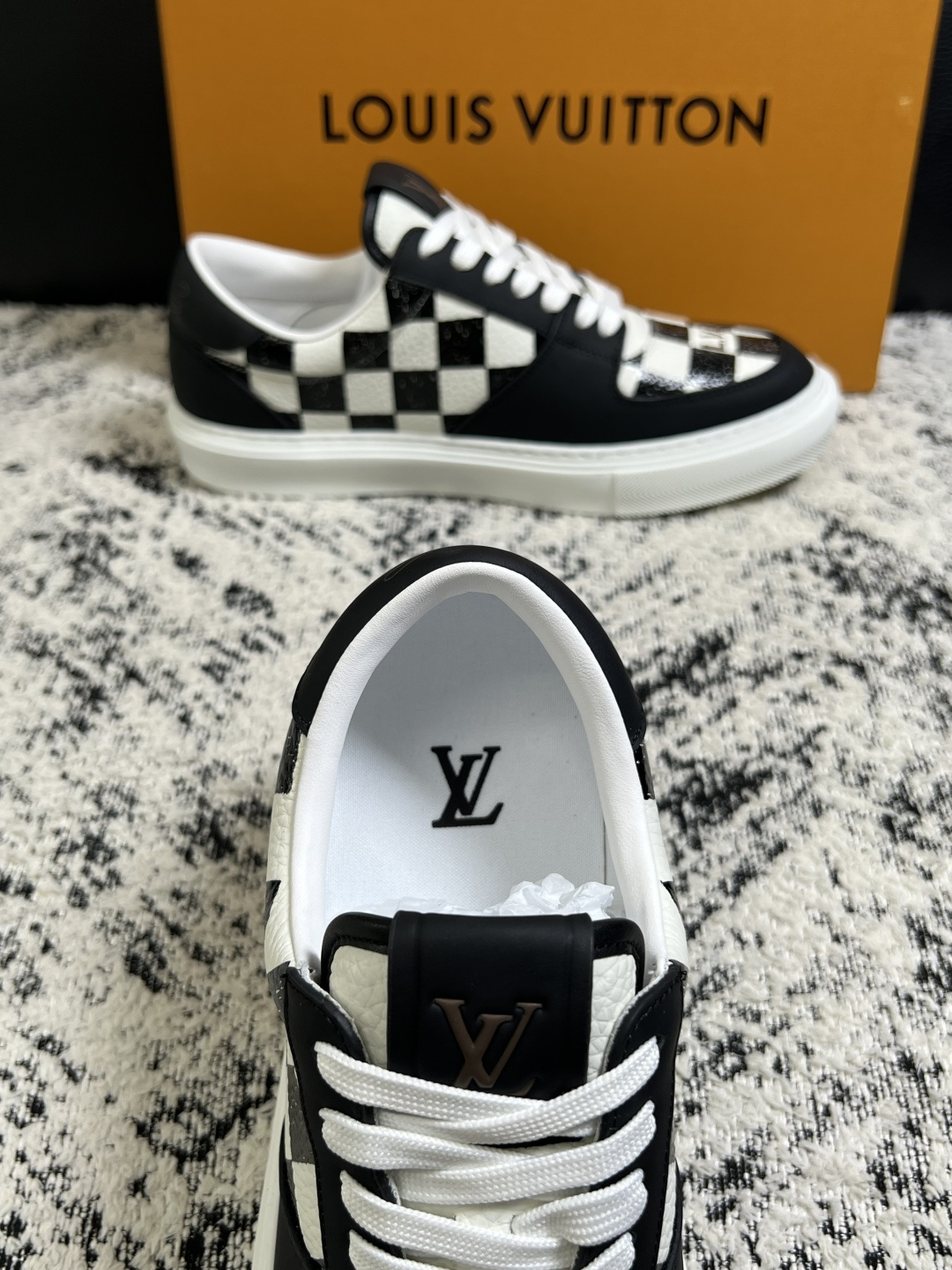 Lv  高品质  顶级工艺品  路易威登，专柜同步原厂配置，鞋面意大利进口，高品质拼接缤纷色彩复杂工艺品，进口牛皮里垫柔
