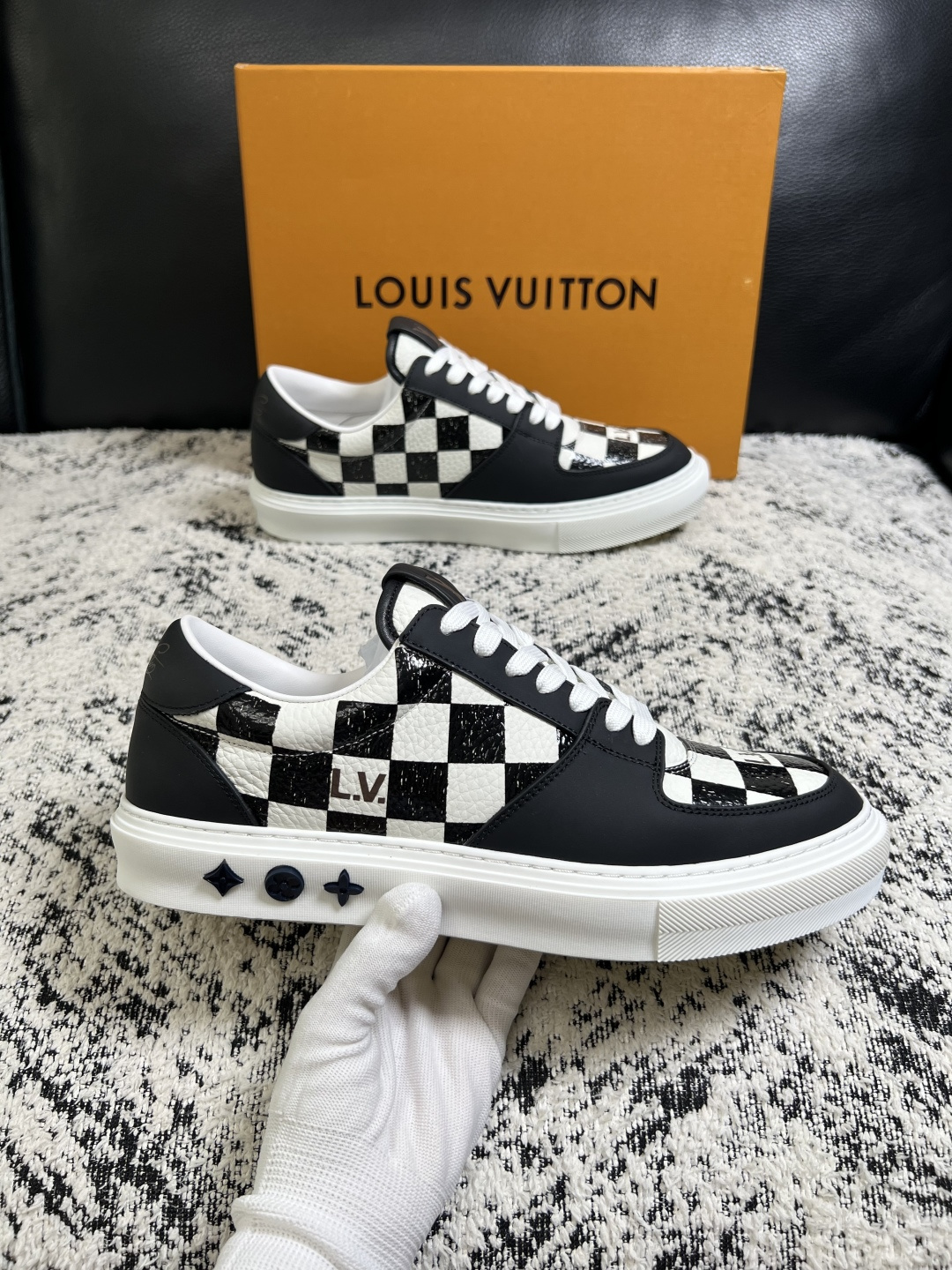 Lv  高品质  顶级工艺品  路易威登，专柜同步原厂配置，鞋面意大利进口，高品质拼接缤纷色彩复杂工艺品，进口牛皮里垫柔