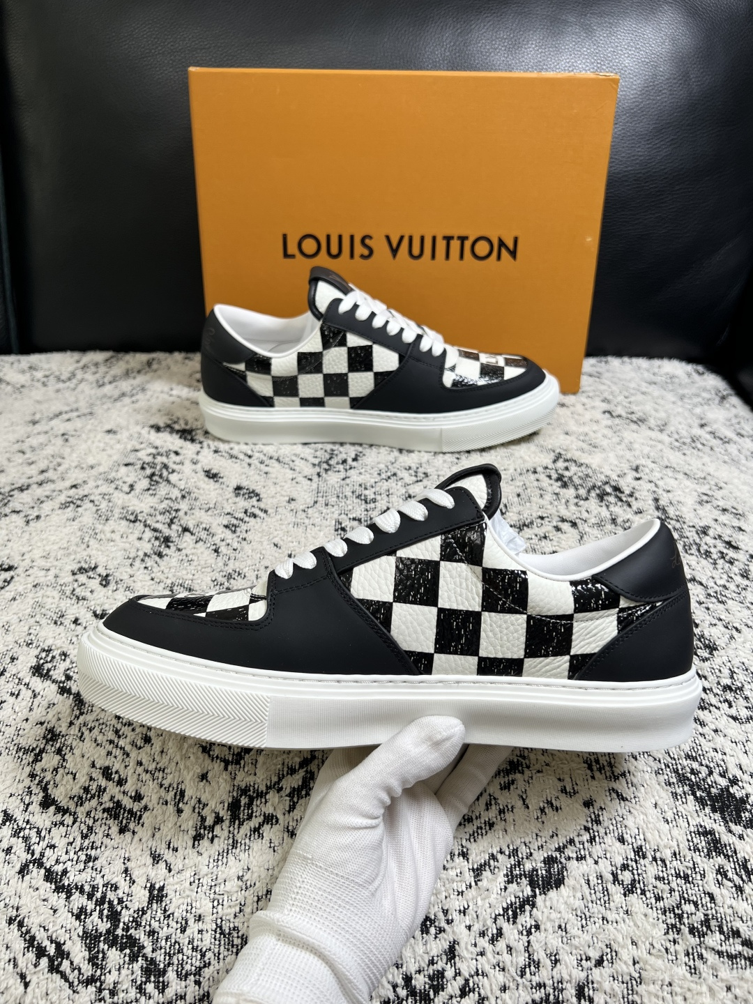 Lv  高品质  顶级工艺品  路易威登，专柜同步原厂配置，鞋面意大利进口，高品质拼接缤纷色彩复杂工艺品，进口牛皮里垫柔