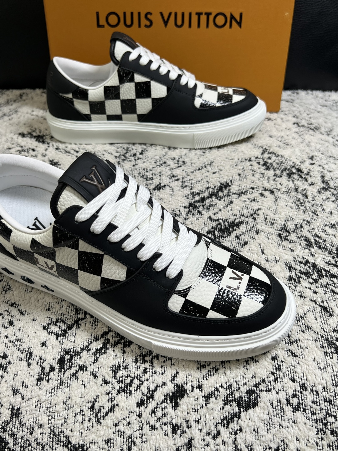 Lv  高品质  顶级工艺品  路易威登，专柜同步原厂配置，鞋面意大利进口，高品质拼接缤纷色彩复杂工艺品，进口牛皮里垫柔