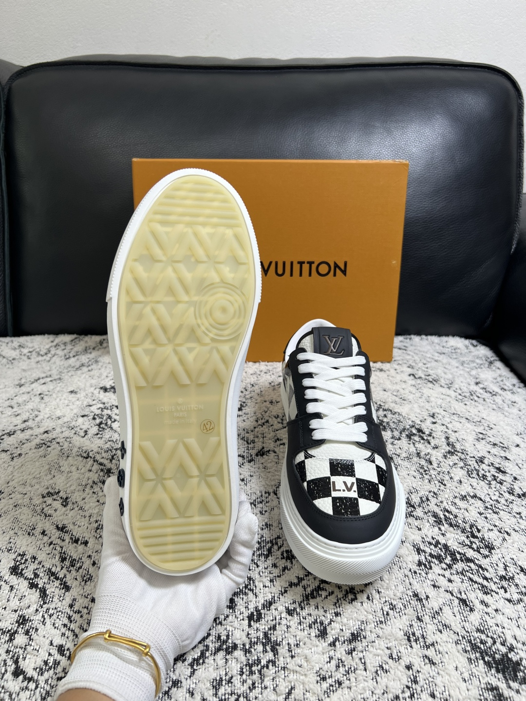 Lv  高品质  顶级工艺品  路易威登，专柜同步原厂配置，鞋面意大利进口，高品质拼接缤纷色彩复杂工艺品，进口牛皮里垫柔