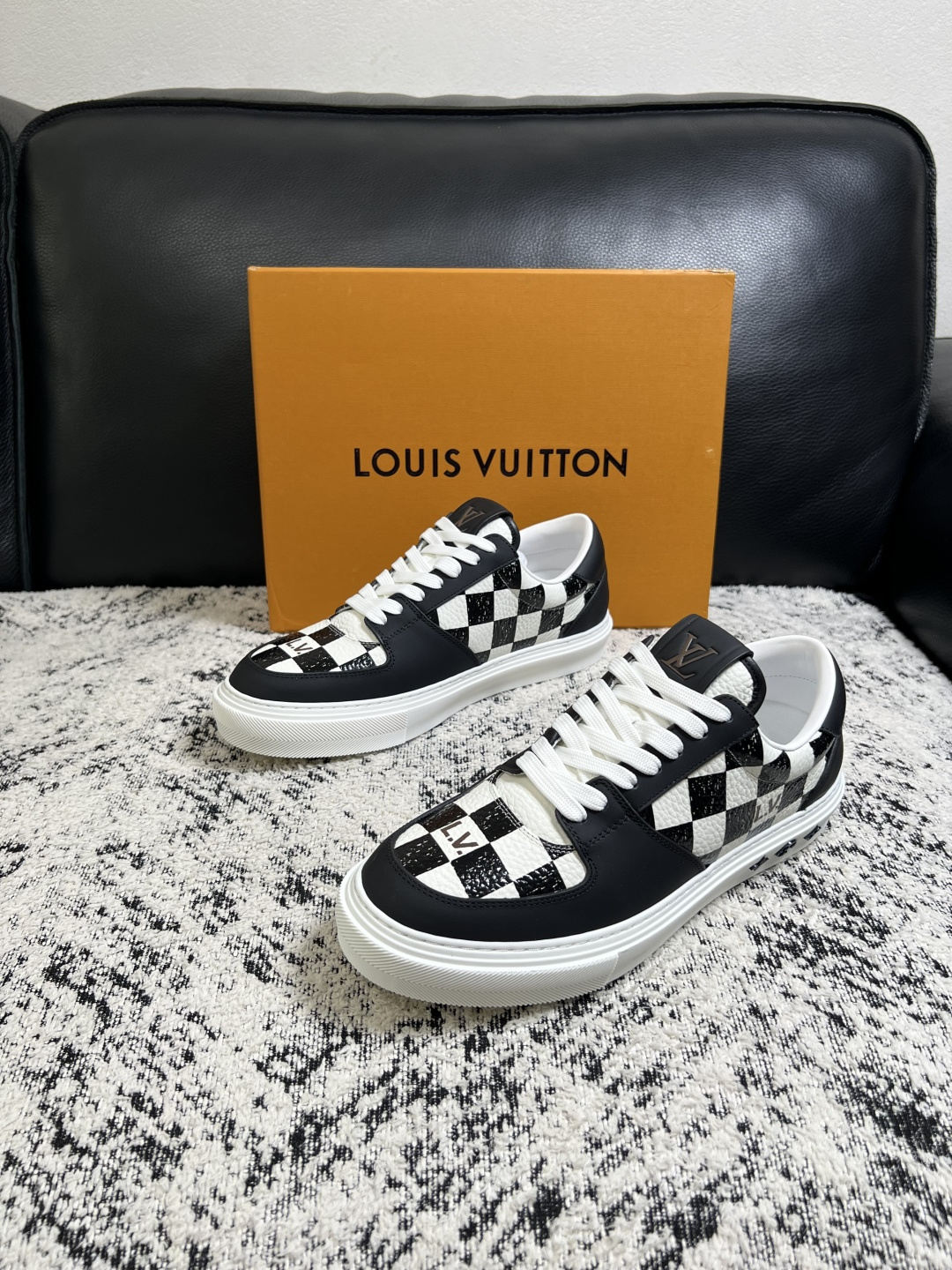 Lv  高品质  顶级工艺品  路易威登，专柜同步原厂配置，鞋面意大利进口，高品质拼接缤纷色彩复杂工艺品，进口牛皮里垫柔