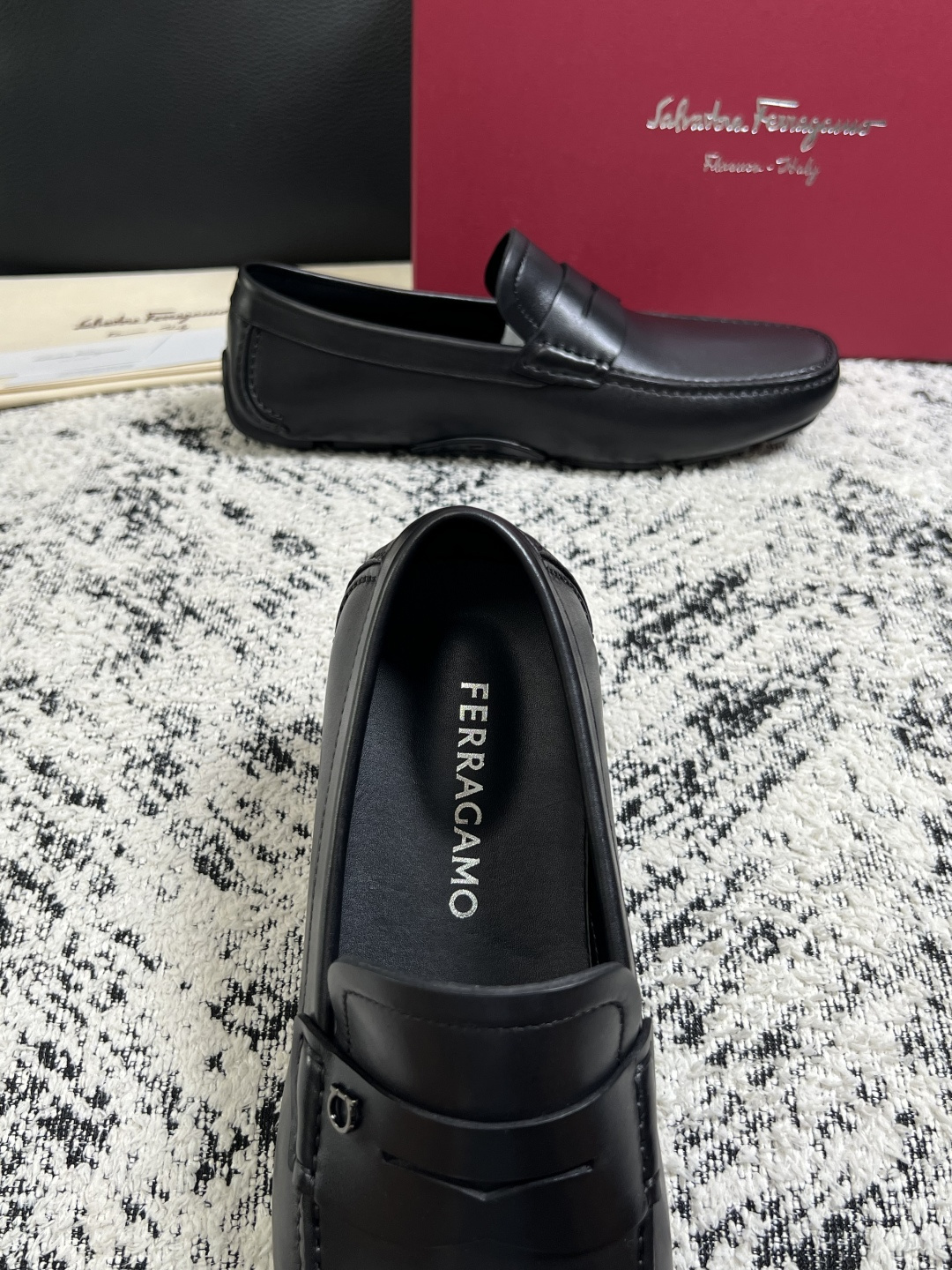 Ferragamo  高品质  顶级工艺品  菲拉格慕  豆豆鞋专柜同步发售原厂配置，意大利进口原版牛皮，进口水染牛里 