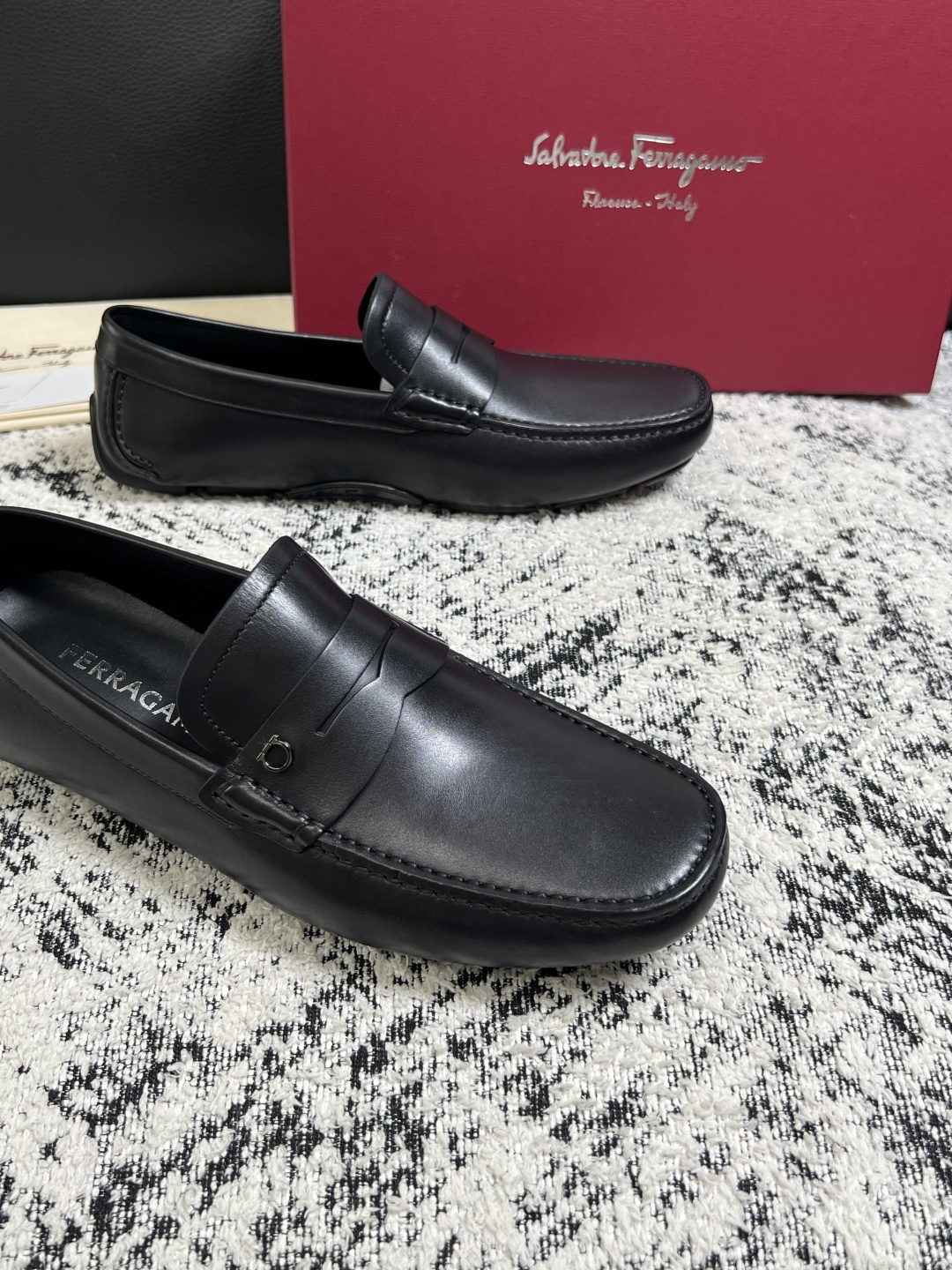 Ferragamo  高品质  顶级工艺品  菲拉格慕  豆豆鞋专柜同步发售原厂配置，意大利进口原版牛皮，进口水染牛里 