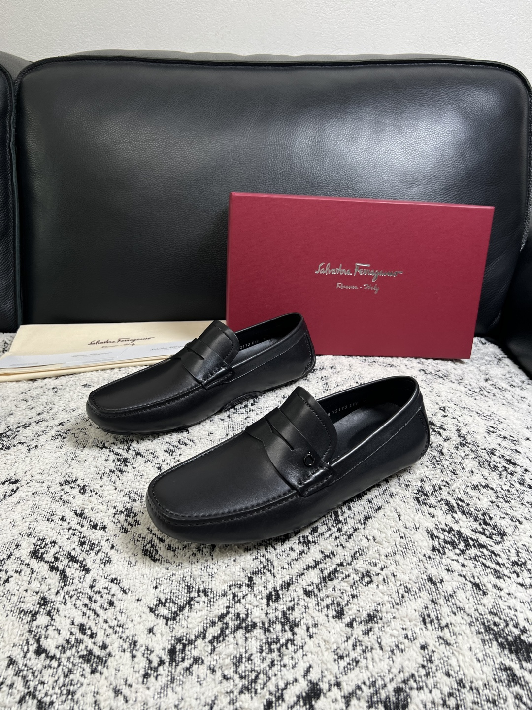 Ferragamo  高品质  顶级工艺品  菲拉格慕  豆豆鞋专柜同步发售原厂配置，意大利进口原版牛皮，进口水染牛里 