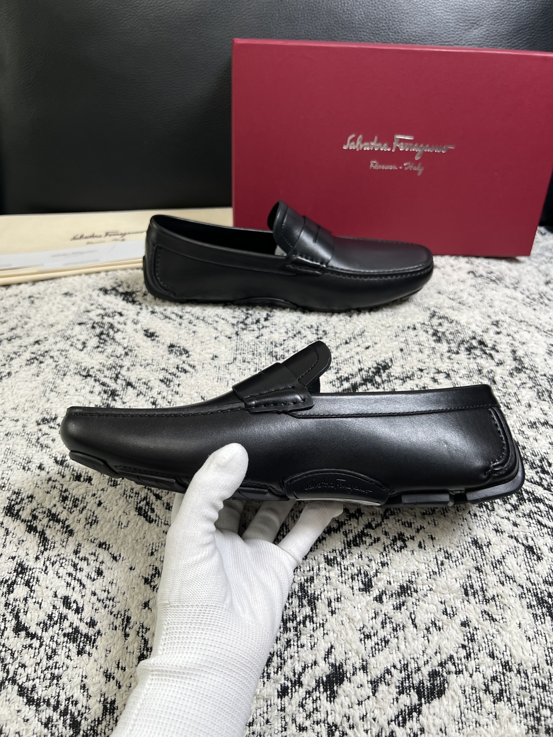 Ferragamo  高品质  顶级工艺品  菲拉格慕  豆豆鞋专柜同步发售原厂配置，意大利进口原版牛皮，进口水染牛里 
