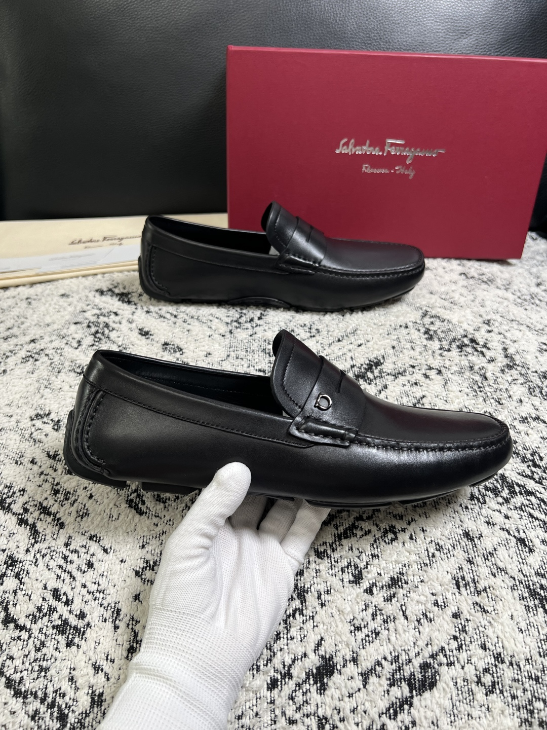 Ferragamo  高品质  顶级工艺品  菲拉格慕  豆豆鞋专柜同步发售原厂配置，意大利进口原版牛皮，进口水染牛里 