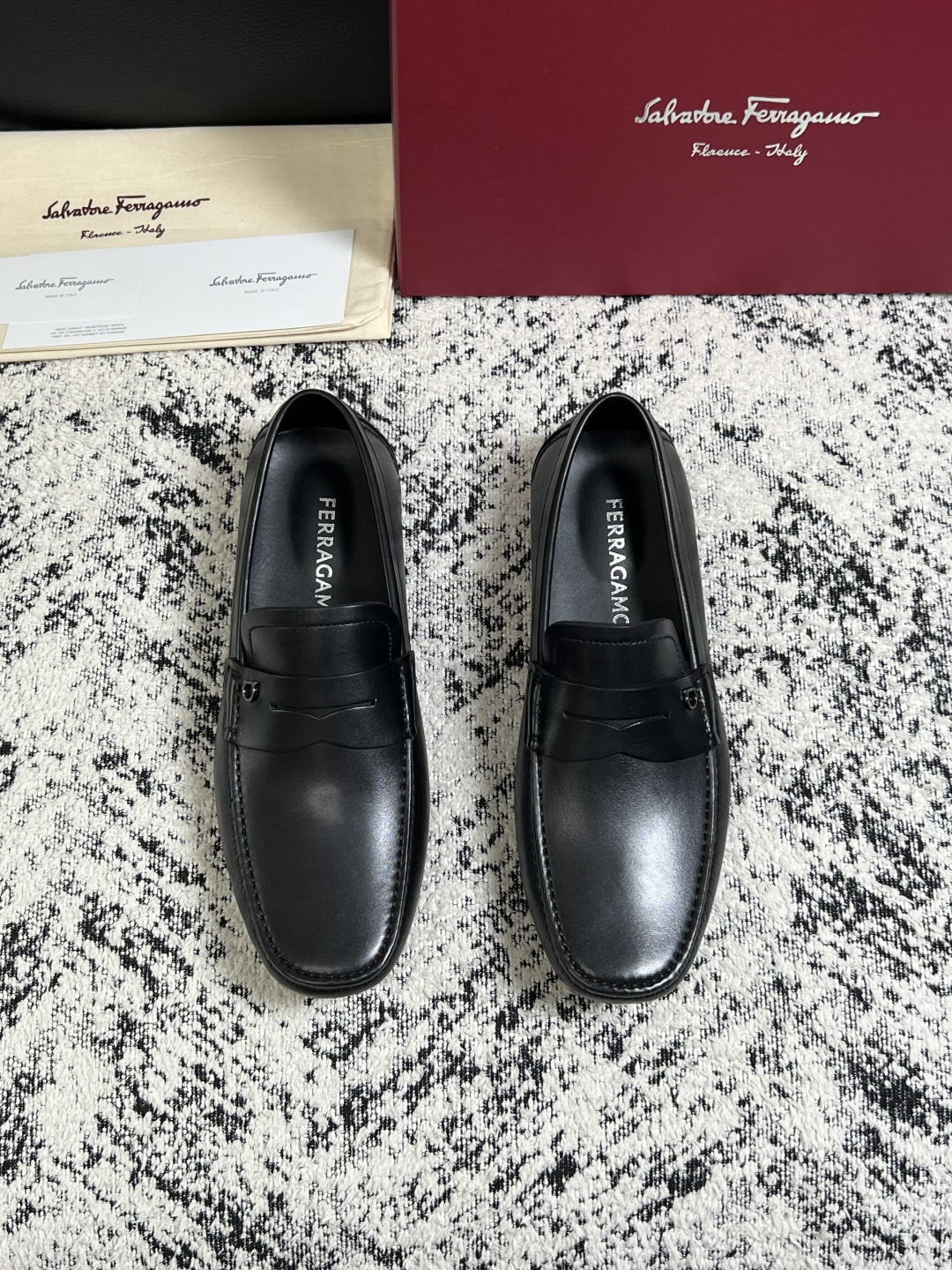 Ferragamo  高品质  顶级工艺品  菲拉格慕  豆豆鞋专柜同步发售原厂配置，意大利进口原版牛皮，进口水染牛里 