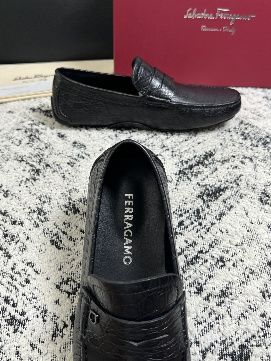 Ferragamo  高品质  顶级工艺品  菲拉格慕  豆豆鞋专柜同步发售原厂配置，意大利进口原版牛皮，进口水染牛里 