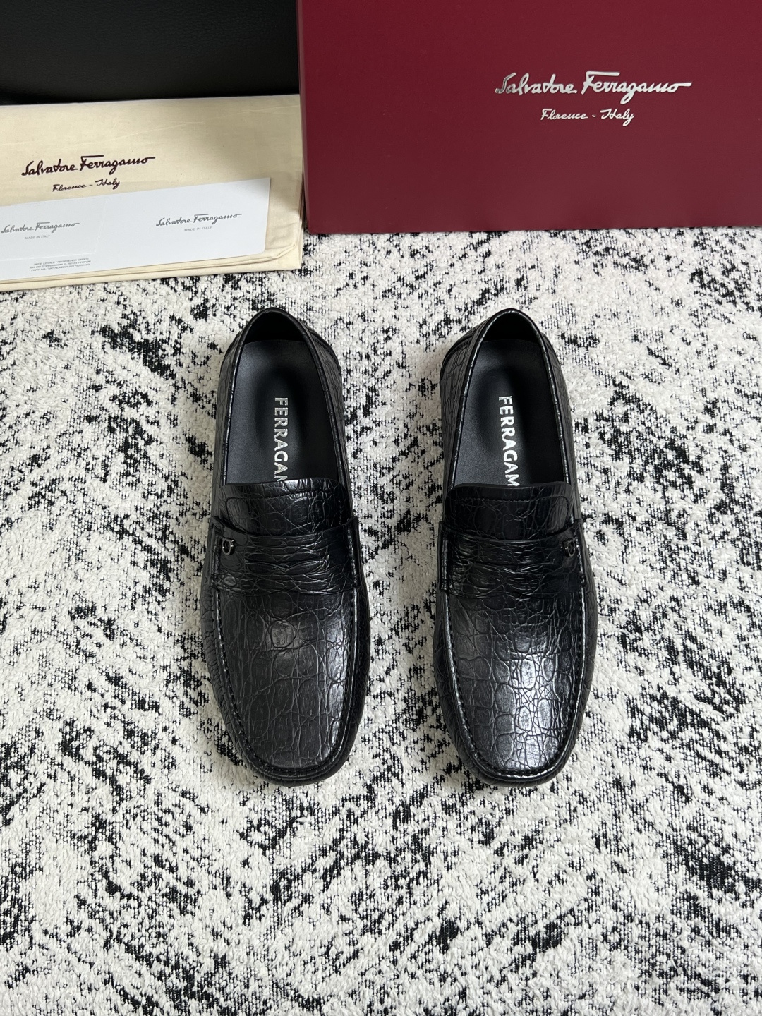 Ferragamo  高品质  顶级工艺品  菲拉格慕  豆豆鞋专柜同步发售原厂配置，意大利进口原版牛皮，进口水染牛里 