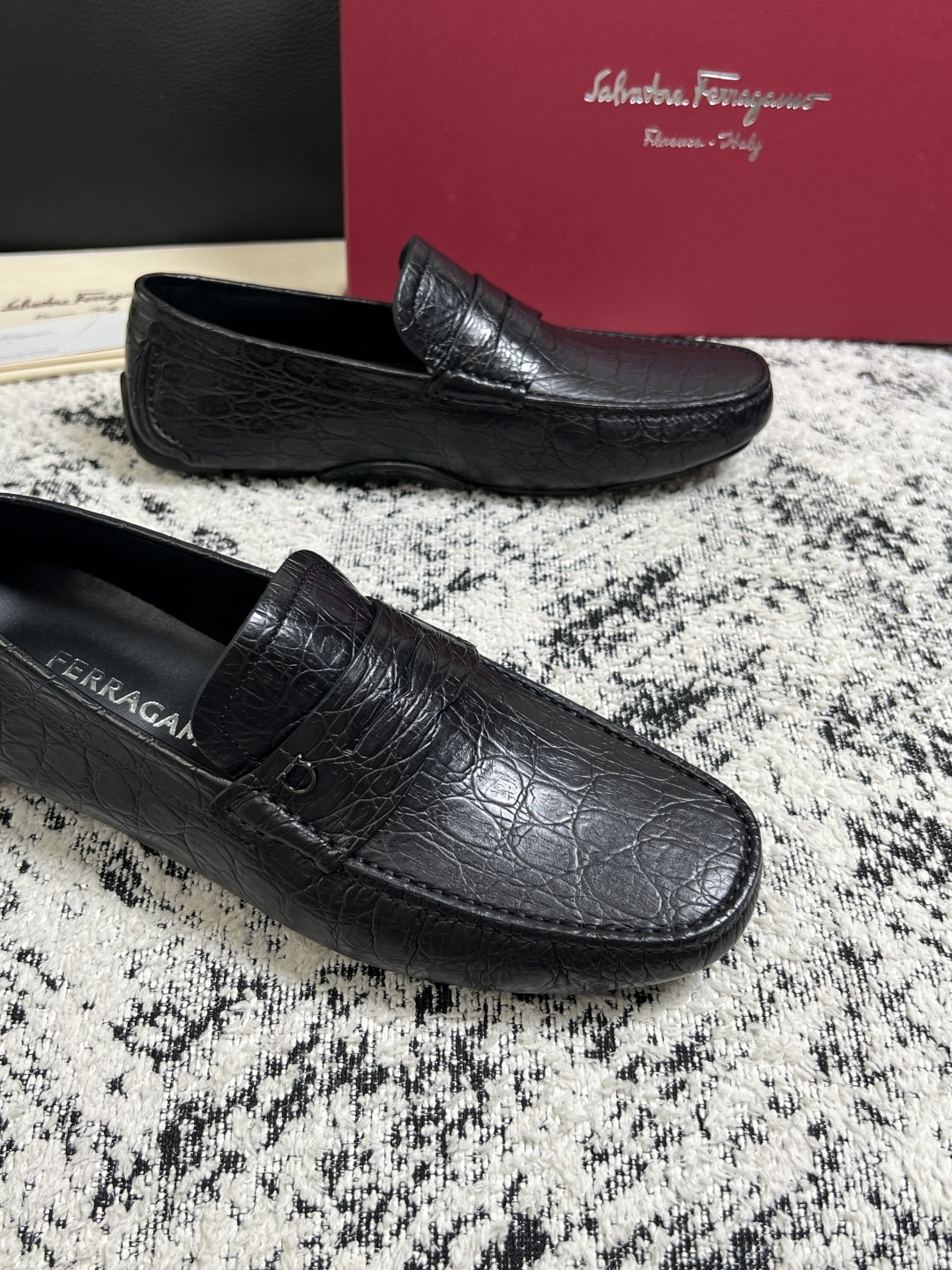 Ferragamo  高品质  顶级工艺品  菲拉格慕  豆豆鞋专柜同步发售原厂配置，意大利进口原版牛皮，进口水染牛里 