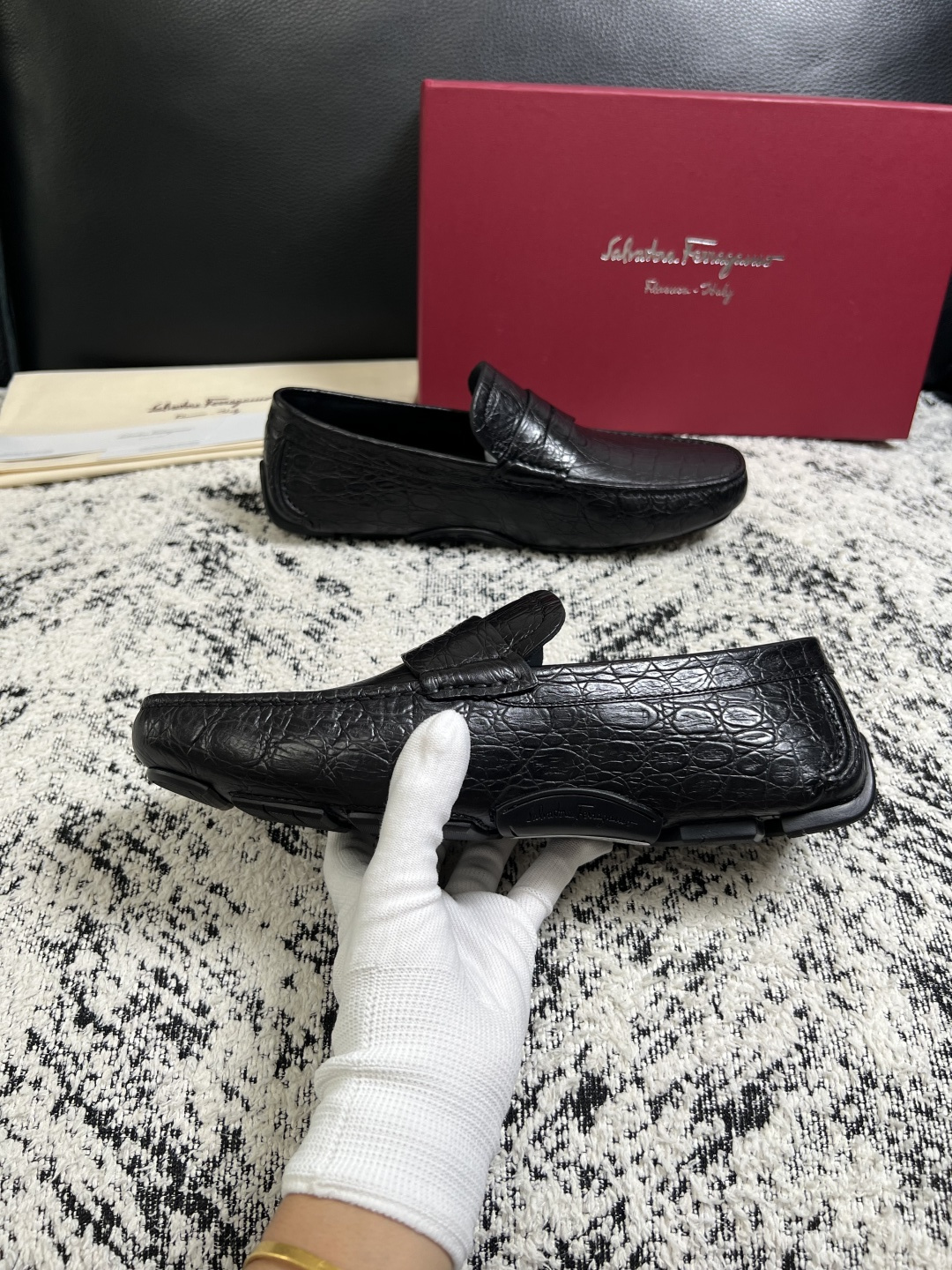 Ferragamo  高品质  顶级工艺品  菲拉格慕  豆豆鞋专柜同步发售原厂配置，意大利进口原版牛皮，进口水染牛里 