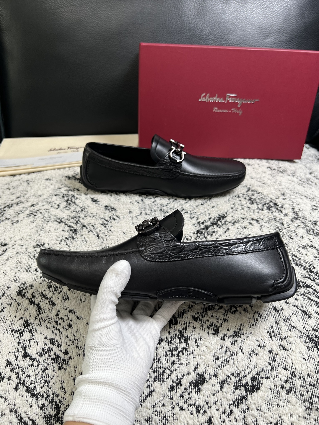 Ferragamo  高品质  顶级工艺品  菲拉格慕  豆豆鞋专柜同步发售原厂配置，意大利进口原版牛皮，进口水染牛里 