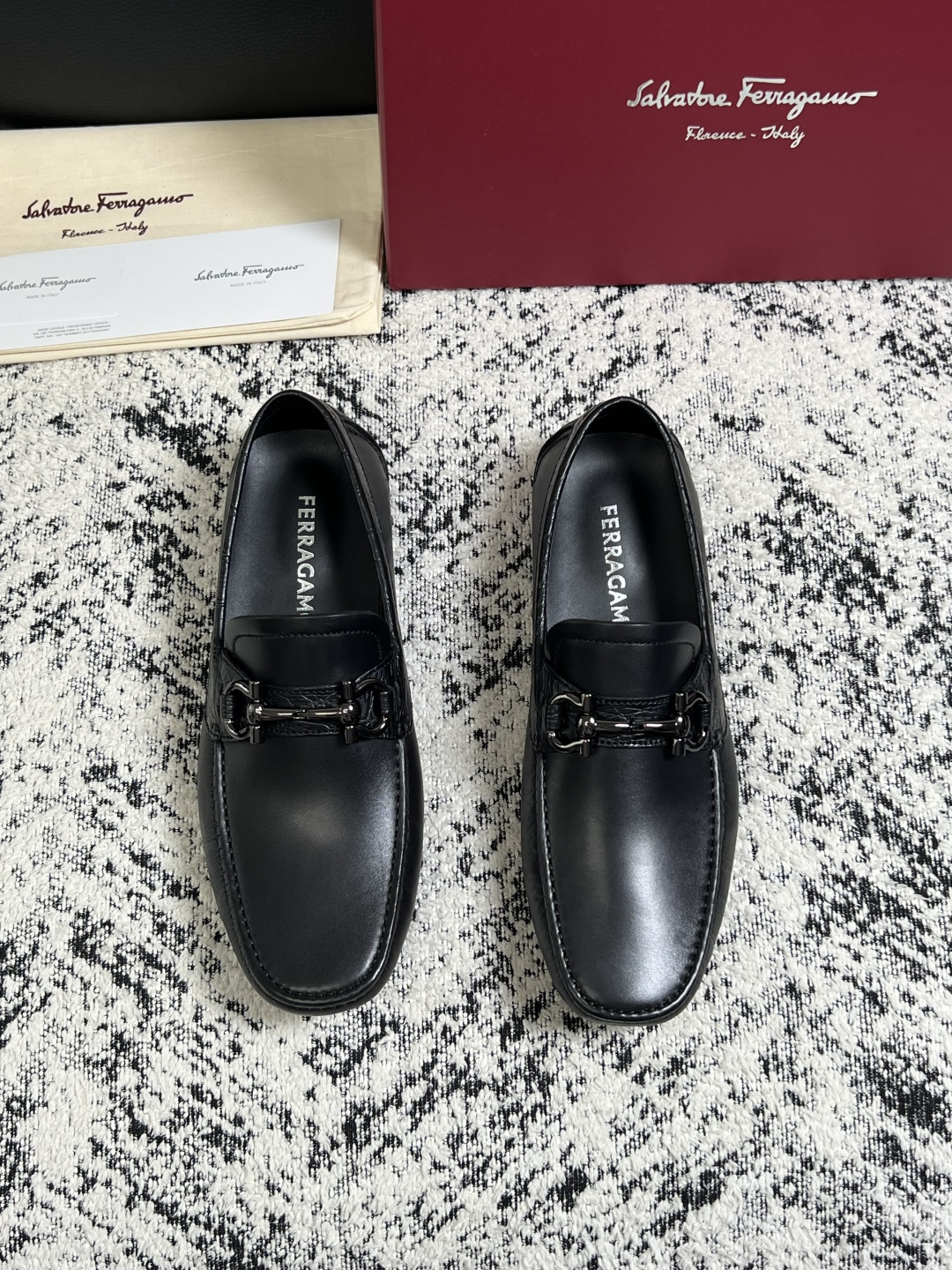 Ferragamo  高品质  顶级工艺品  菲拉格慕  豆豆鞋专柜同步发售原厂配置，意大利进口原版牛皮，进口水染牛里 