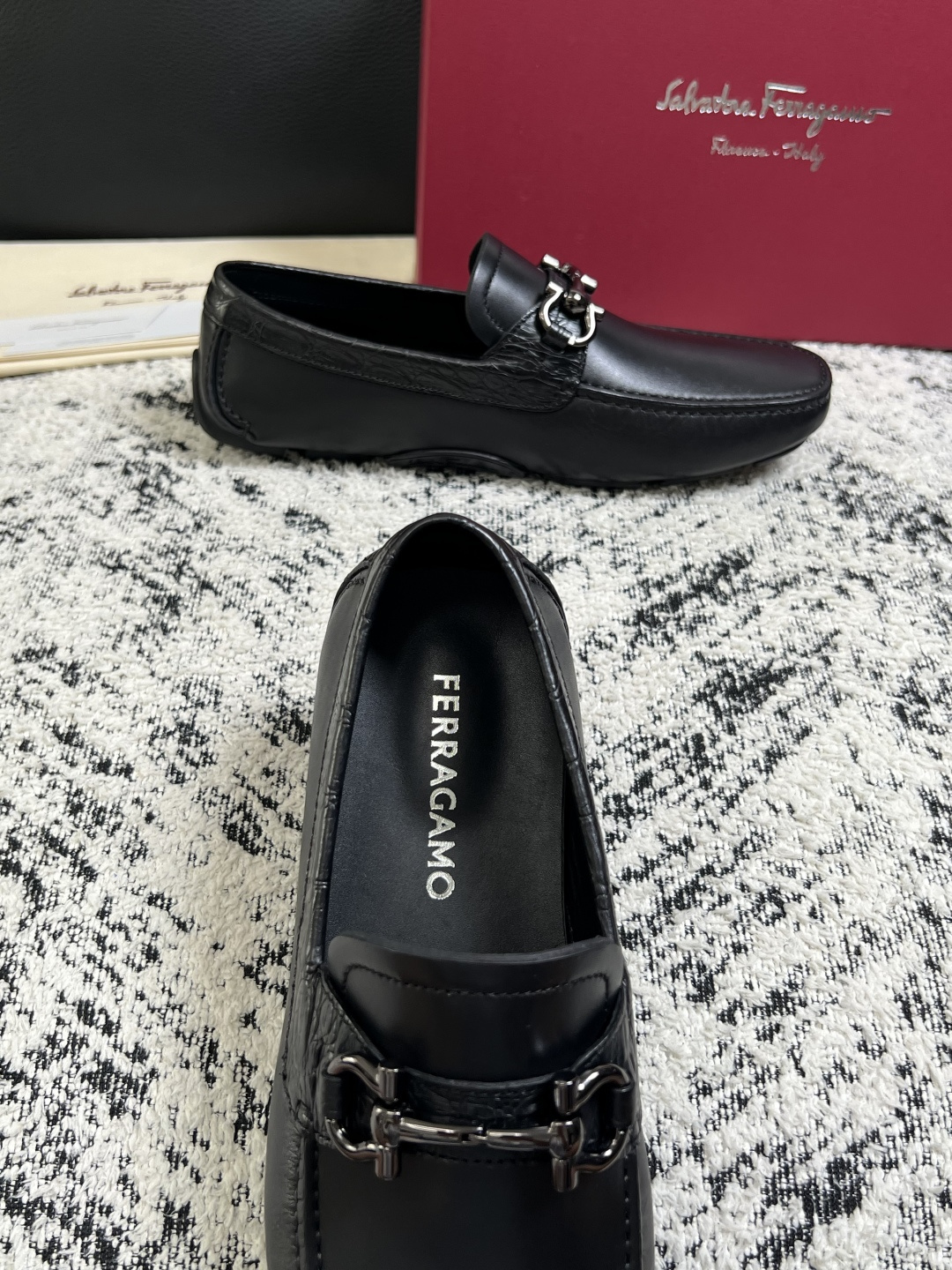 Ferragamo  高品质  顶级工艺品  菲拉格慕  豆豆鞋专柜同步发售原厂配置，意大利进口原版牛皮，进口水染牛里 