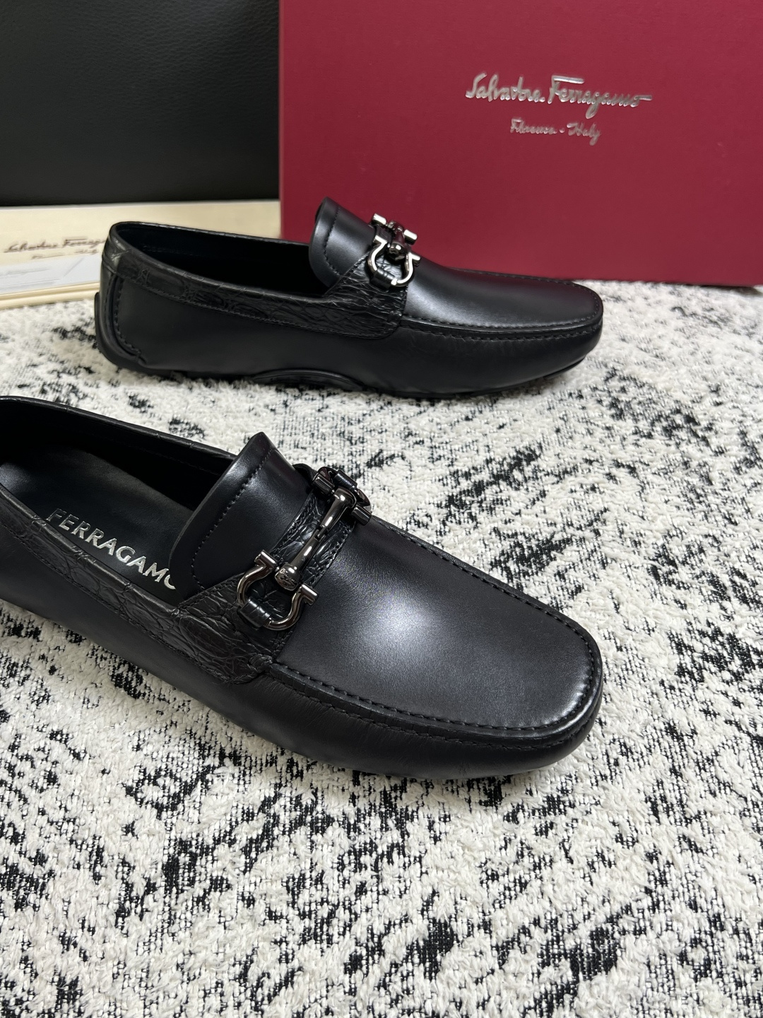 Ferragamo  高品质  顶级工艺品  菲拉格慕  豆豆鞋专柜同步发售原厂配置，意大利进口原版牛皮，进口水染牛里 