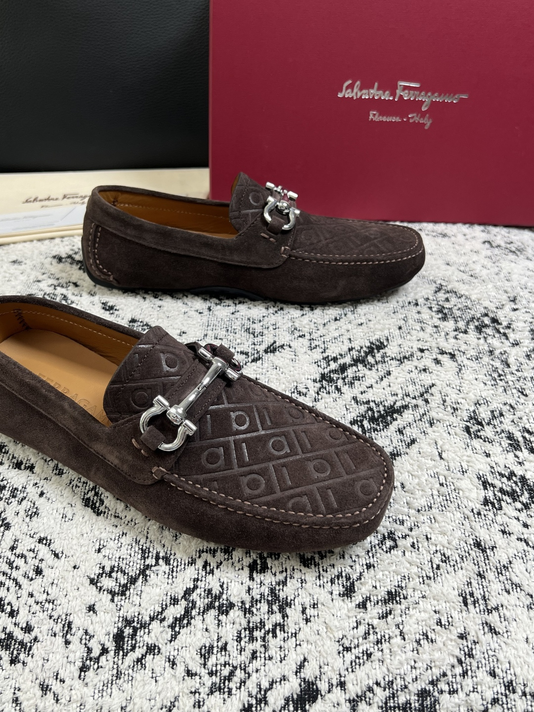 Ferragamo  高品质  顶级工艺品  菲拉格慕  豆豆鞋专柜同步发售原厂配置，意大利进口原版牛皮，进口水染牛里 