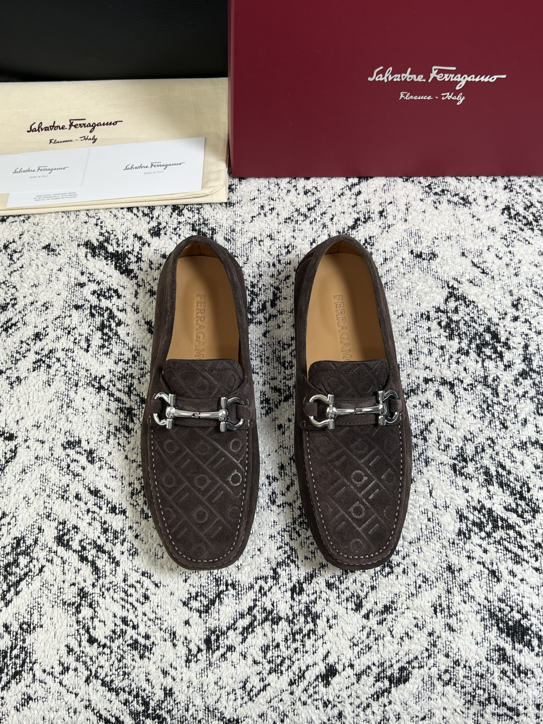 Ferragamo  高品质  顶级工艺品  菲拉格慕  豆豆鞋专柜同步发售原厂配置，意大利进口原版牛皮，进口水染牛里 