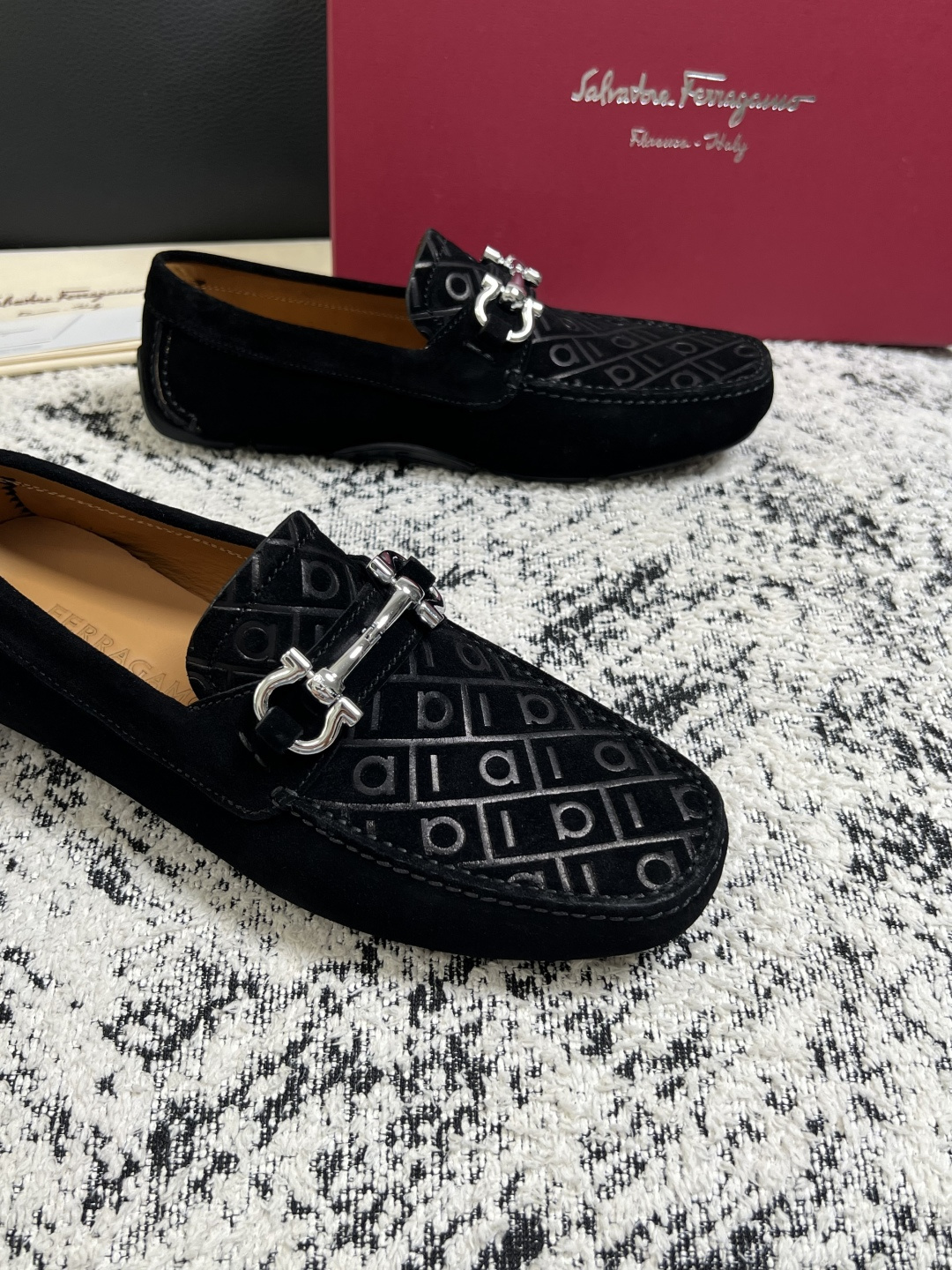 Ferragamo  高品质  顶级工艺品  菲拉格慕  豆豆鞋专柜同步发售原厂配置，意大利进口原版牛皮，进口水染牛里 