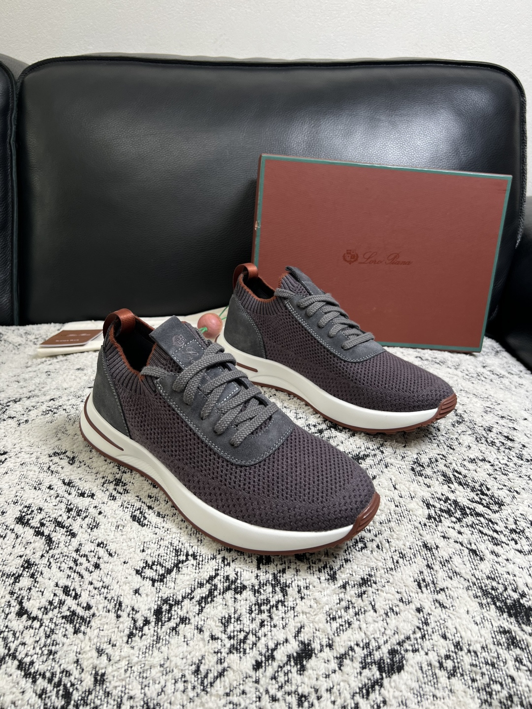 NO:955467,Loro piana is a high-quality top handicraft. The new product counter is equipped with the original factory configuration. The upper is imported cowhide fabric from Italy. High-quality splicing technology. The sole is specially provided by the original factory. The exclusive movable molded sole is super comfortable. The original factory follows the order. The code number is 39-44 (order 38 45 46), loro piana, cowhide19860909Loro piana 高品质 顶级工艺品 诺悠翩雅 新品专柜同步原厂配置,鞋面意大利进口牛皮面料,高品质拼接工艺,鞋底原厂特供原版底,独家活动成型底超级舒适,原厂跟单货,码数 39-44（ 订 38 45 46）,,loro piana,cowhide,Men's shoes