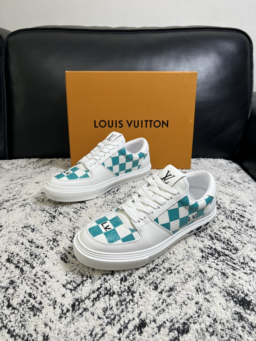 Lv  高品质  顶级工艺品  路易威登，专柜同步原厂配置，鞋面意大利进口，高品质拼接缤纷色彩复杂工艺品，进口牛皮里垫柔