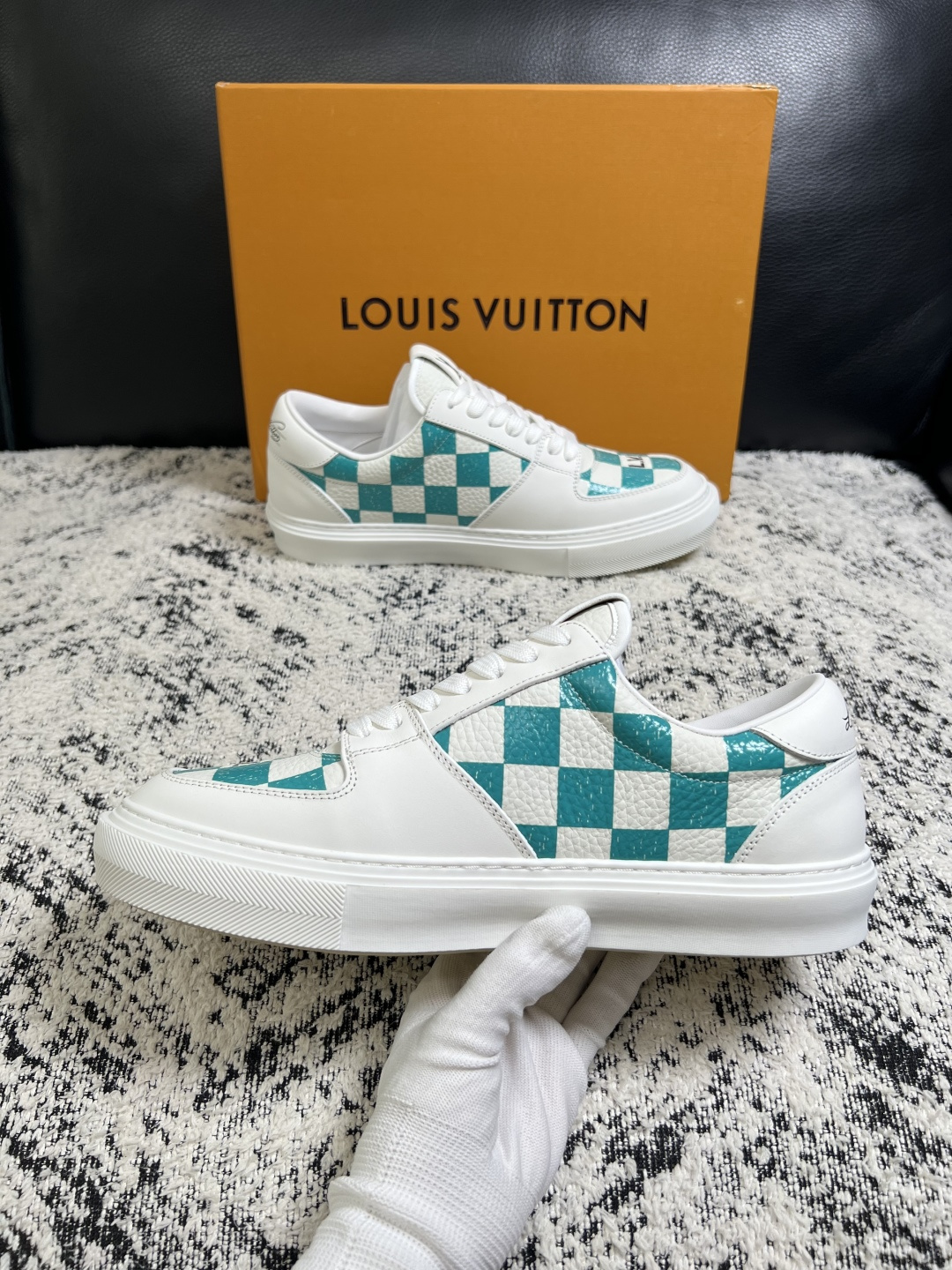 Lv  高品质  顶级工艺品  路易威登，专柜同步原厂配置，鞋面意大利进口，高品质拼接缤纷色彩复杂工艺品，进口牛皮里垫柔