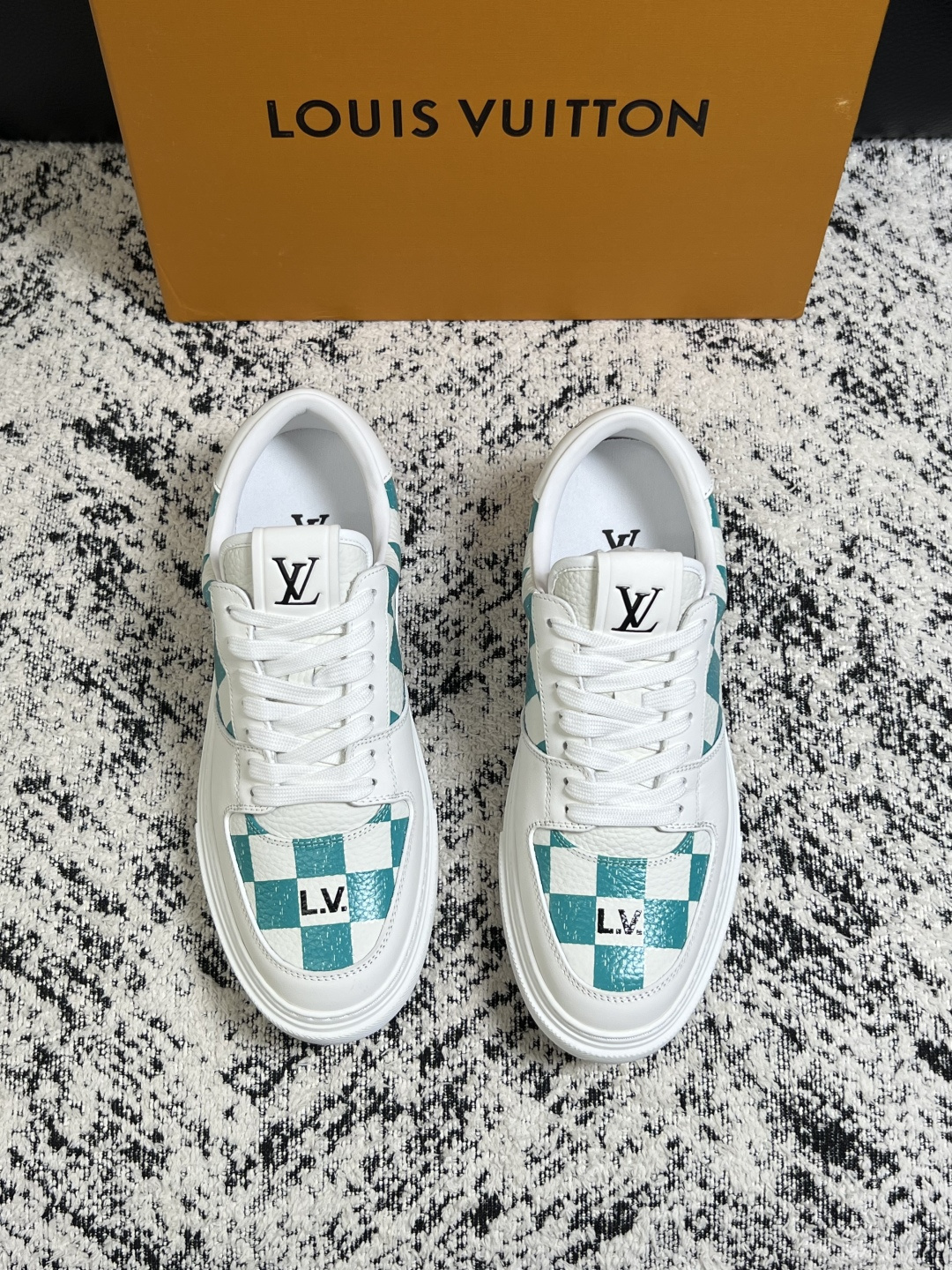 Lv  高品质  顶级工艺品  路易威登，专柜同步原厂配置，鞋面意大利进口，高品质拼接缤纷色彩复杂工艺品，进口牛皮里垫柔