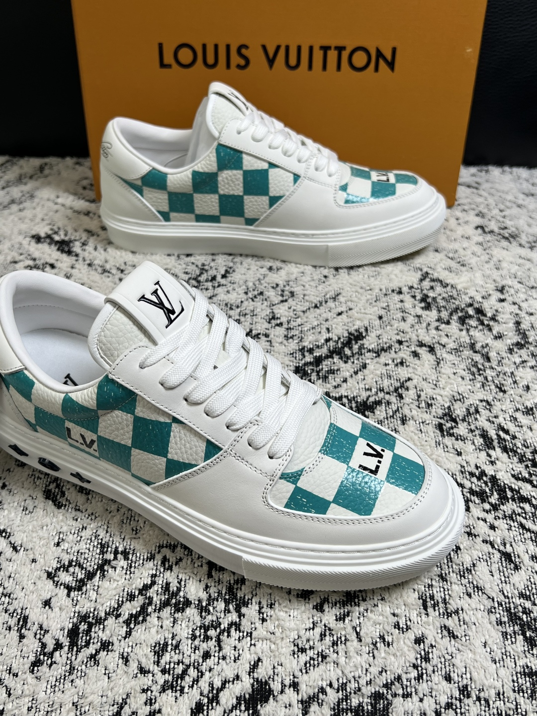 Lv  高品质  顶级工艺品  路易威登，专柜同步原厂配置，鞋面意大利进口，高品质拼接缤纷色彩复杂工艺品，进口牛皮里垫柔