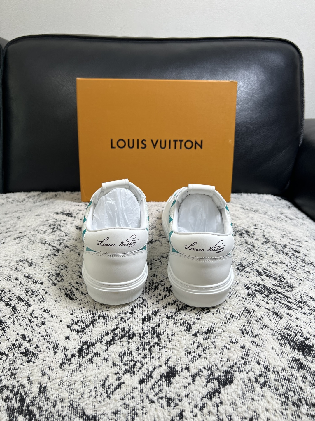 Lv  高品质  顶级工艺品  路易威登，专柜同步原厂配置，鞋面意大利进口，高品质拼接缤纷色彩复杂工艺品，进口牛皮里垫柔