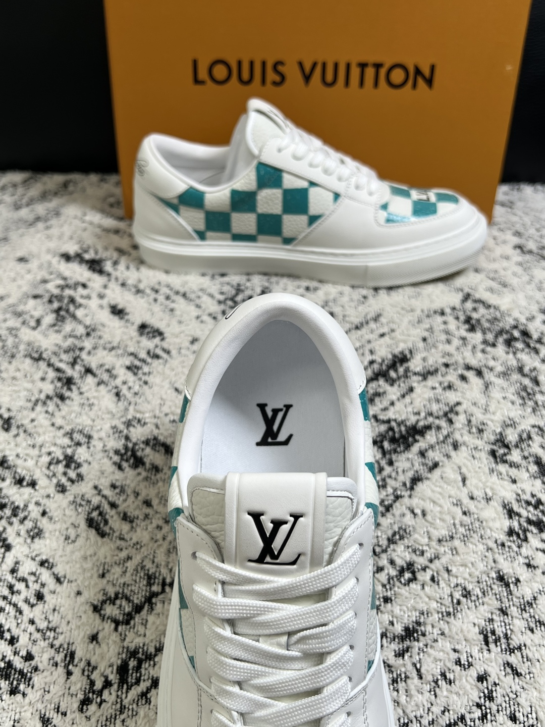 Lv  高品质  顶级工艺品  路易威登，专柜同步原厂配置，鞋面意大利进口，高品质拼接缤纷色彩复杂工艺品，进口牛皮里垫柔