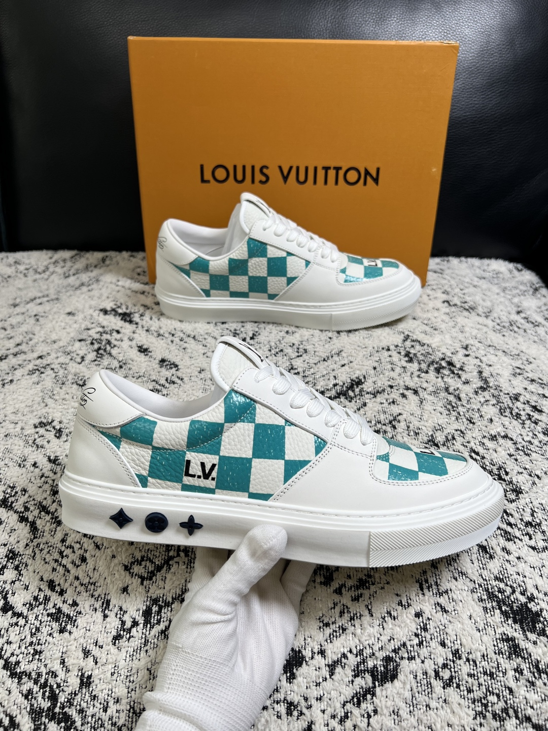 Lv  高品质  顶级工艺品  路易威登，专柜同步原厂配置，鞋面意大利进口，高品质拼接缤纷色彩复杂工艺品，进口牛皮里垫柔