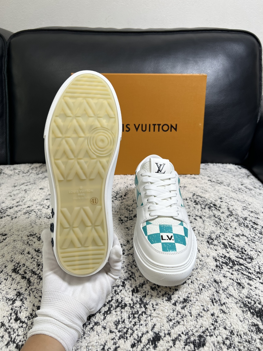 Lv  高品质  顶级工艺品  路易威登，专柜同步原厂配置，鞋面意大利进口，高品质拼接缤纷色彩复杂工艺品，进口牛皮里垫柔