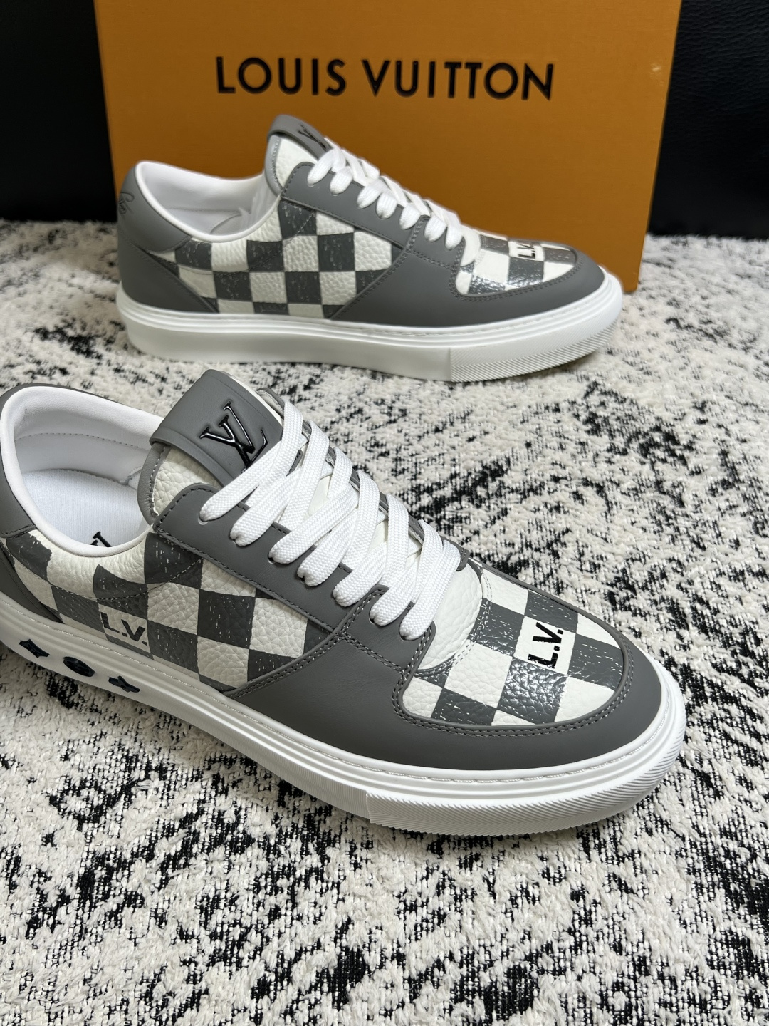 Lv  高品质  顶级工艺品  路易威登，专柜同步原厂配置，鞋面意大利进口，高品质拼接缤纷色彩复杂工艺品，进口牛皮里垫柔