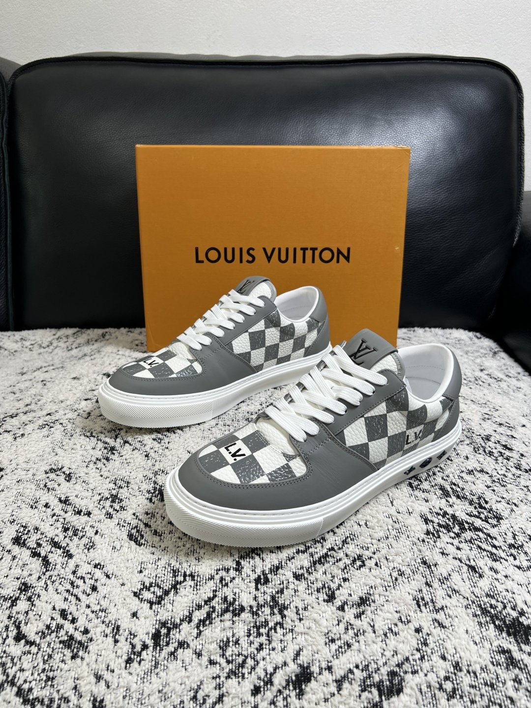Lv  高品质  顶级工艺品  路易威登，专柜同步原厂配置，鞋面意大利进口，高品质拼接缤纷色彩复杂工艺品，进口牛皮里垫柔